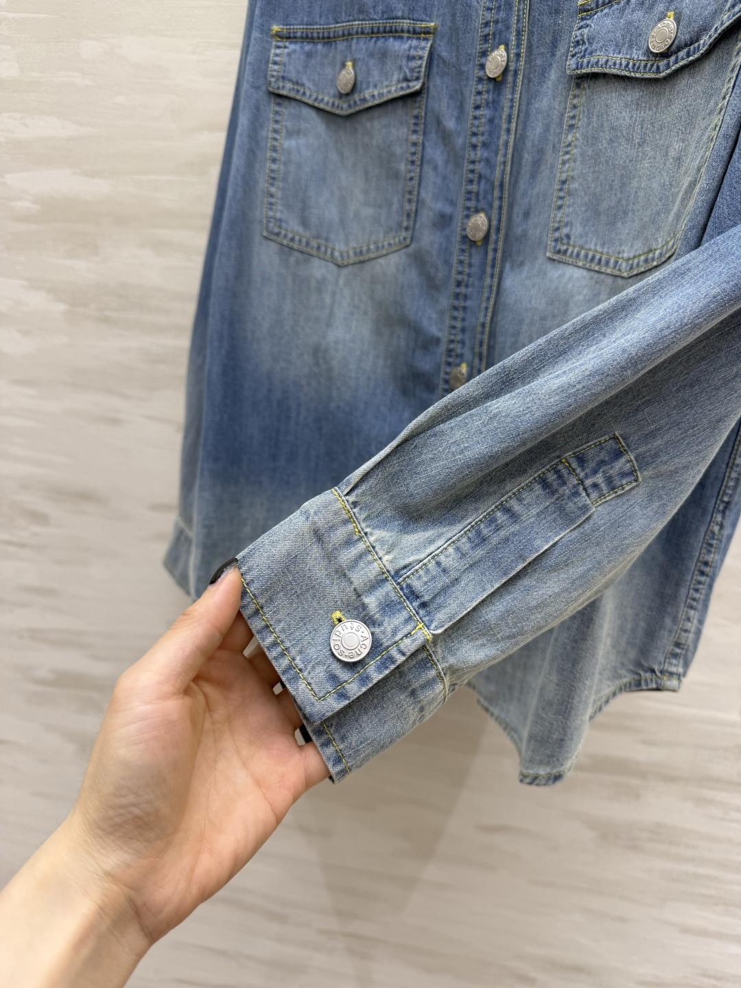 #ACNE²⁶跨越时间 经典牛仔单品 1996限定标识牛仔衬衣 柔和渐变水洗蓝 肌理质感满满 宽松慵懒的