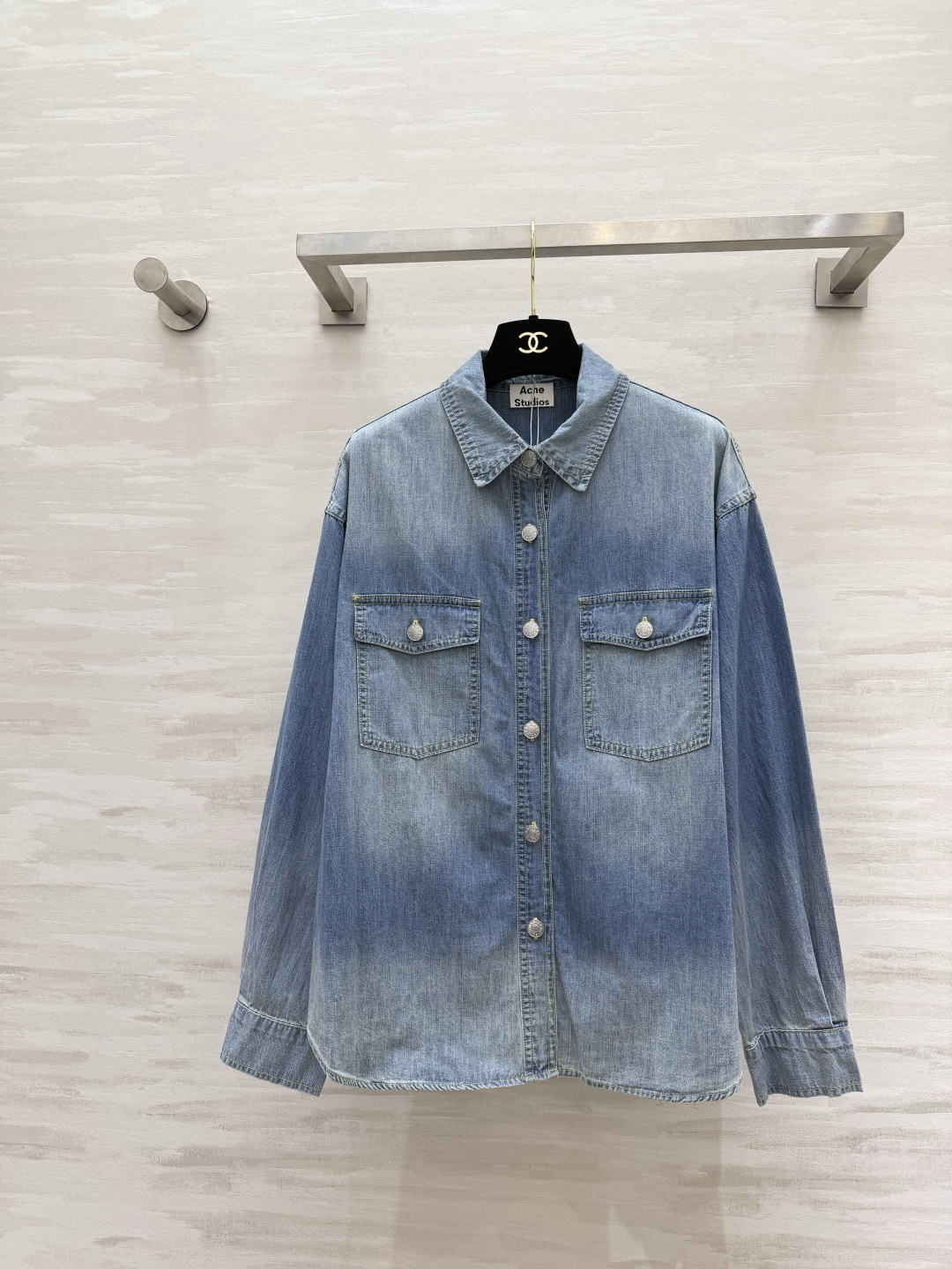 #ACNE²⁶跨越时间 经典牛仔单品 1996限定标识牛仔衬衣 柔和渐变水洗蓝 肌理质感满满 宽松慵懒的