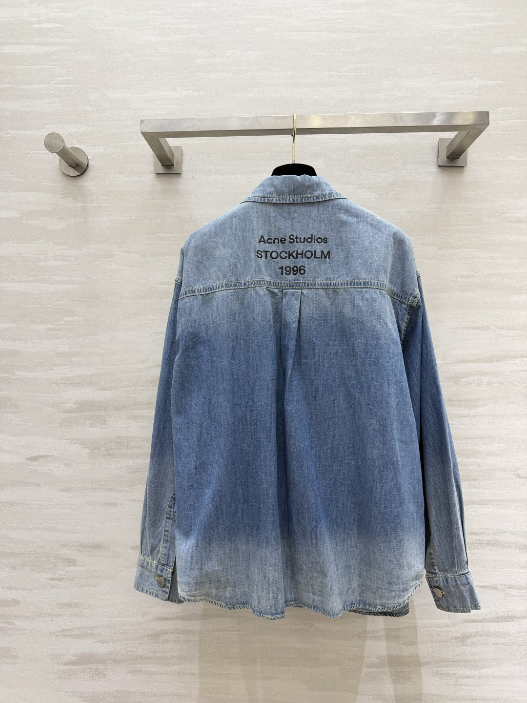 #ACNE²⁶跨越时间 经典牛仔单品 1996限定标识牛仔衬衣 柔和渐变水洗蓝 肌理质感满满 宽松慵懒的