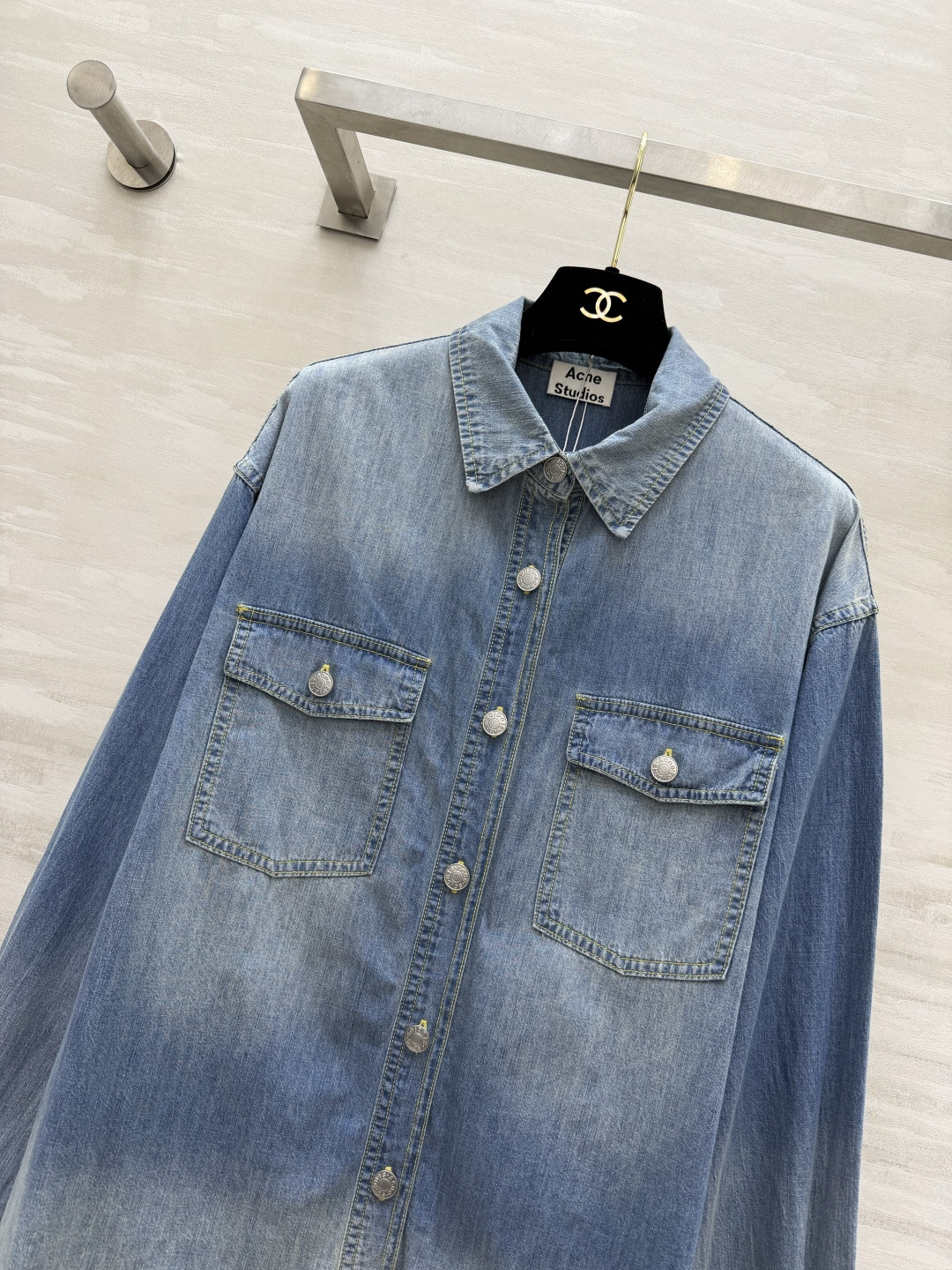 #ACNE²⁶跨越时间 经典牛仔单品 1996限定标识牛仔衬衣 柔和渐变水洗蓝 肌理质感满满 宽松慵懒的