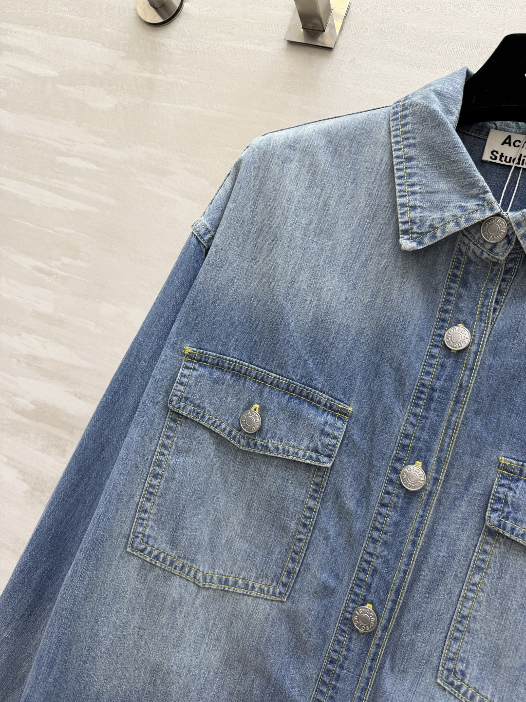 #ACNE²⁶跨越时间 经典牛仔单品 1996限定标识牛仔衬衣 柔和渐变水洗蓝 肌理质感满满 宽松慵懒的