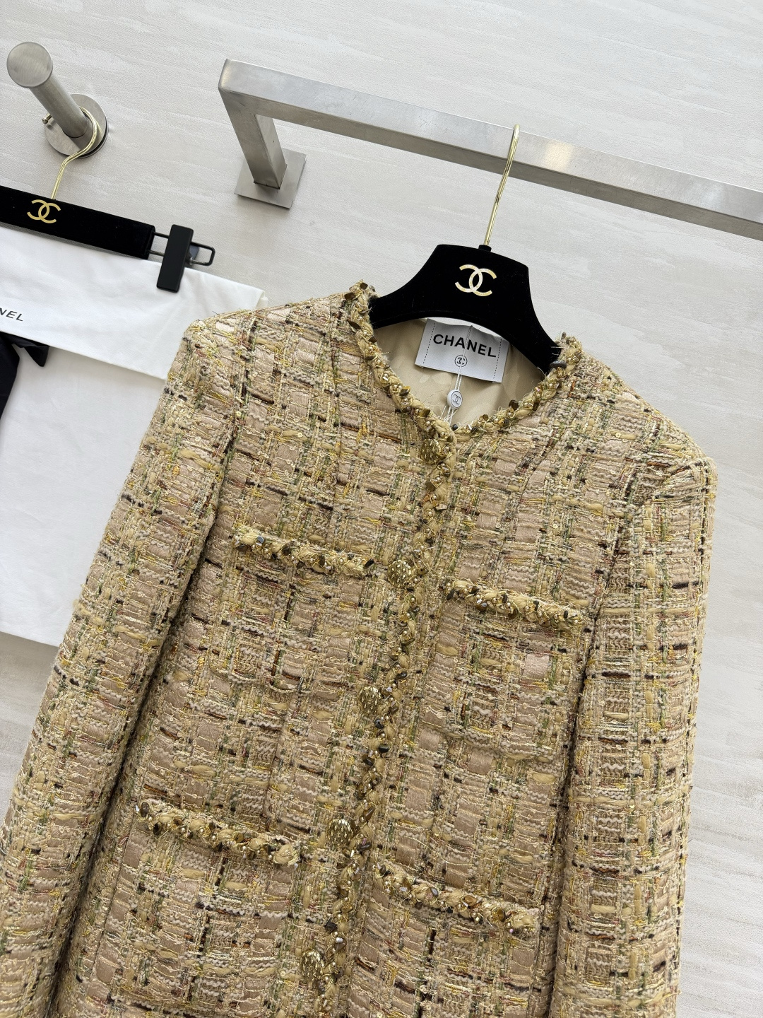 #Chane♡²⁶✨鎏金系列外套 永恒经典优雅 高级定制金棕调粗花呢 肌理感满满的编织面料 金丝亮线交织