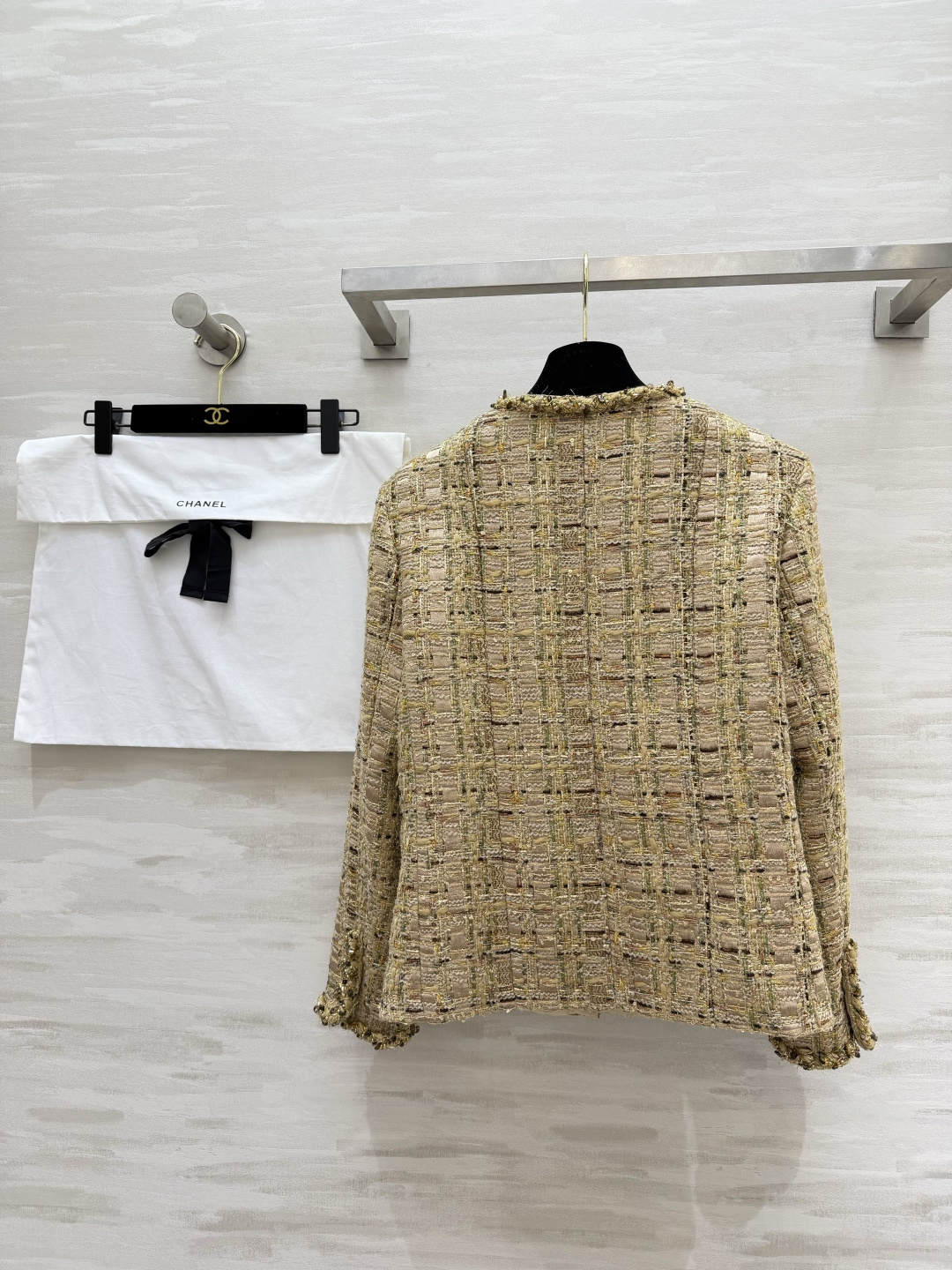 #Chane♡²⁶✨鎏金系列外套 永恒经典优雅 高级定制金棕调粗花呢 肌理感满满的编织面料 金丝亮线交织