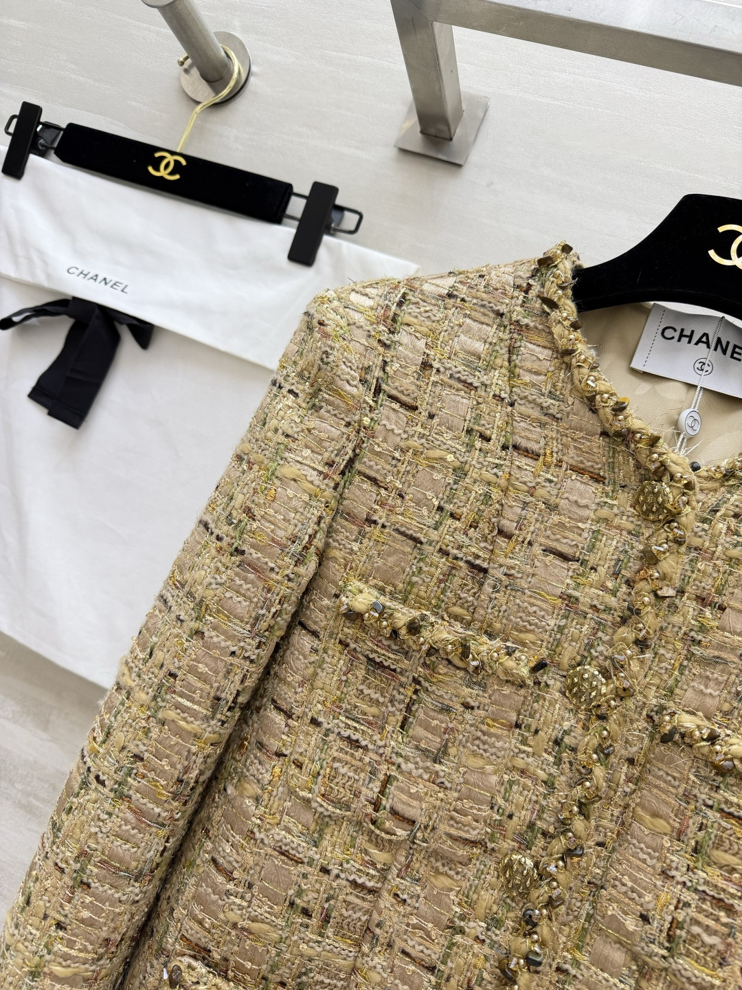 #Chane♡²⁶✨鎏金系列外套 永恒经典优雅 高级定制金棕调粗花呢 肌理感满满的编织面料 金丝亮线交织
