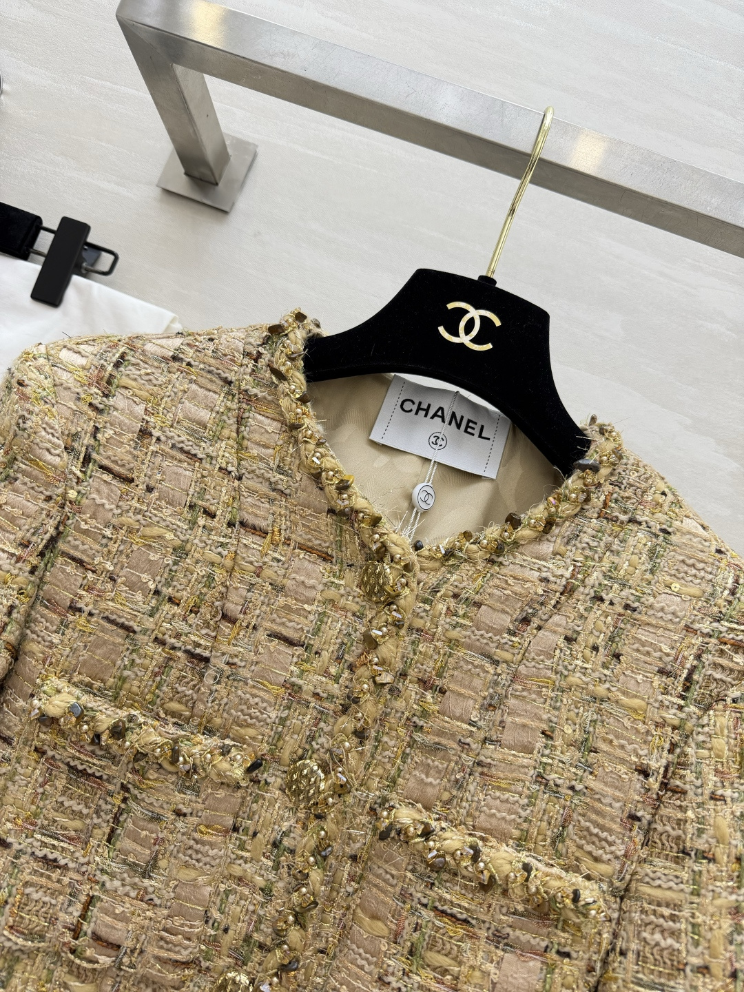 #Chane♡²⁶✨鎏金系列外套 永恒经典优雅 高级定制金棕调粗花呢 肌理感满满的编织面料 金丝亮线交织