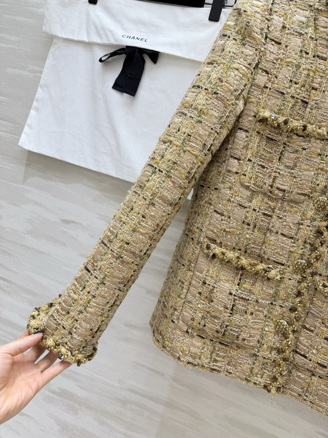 #Chane♡²⁶✨鎏金系列外套 永恒经典优雅 高级定制金棕调粗花呢 肌理感满满的编织面料 金丝亮线交织