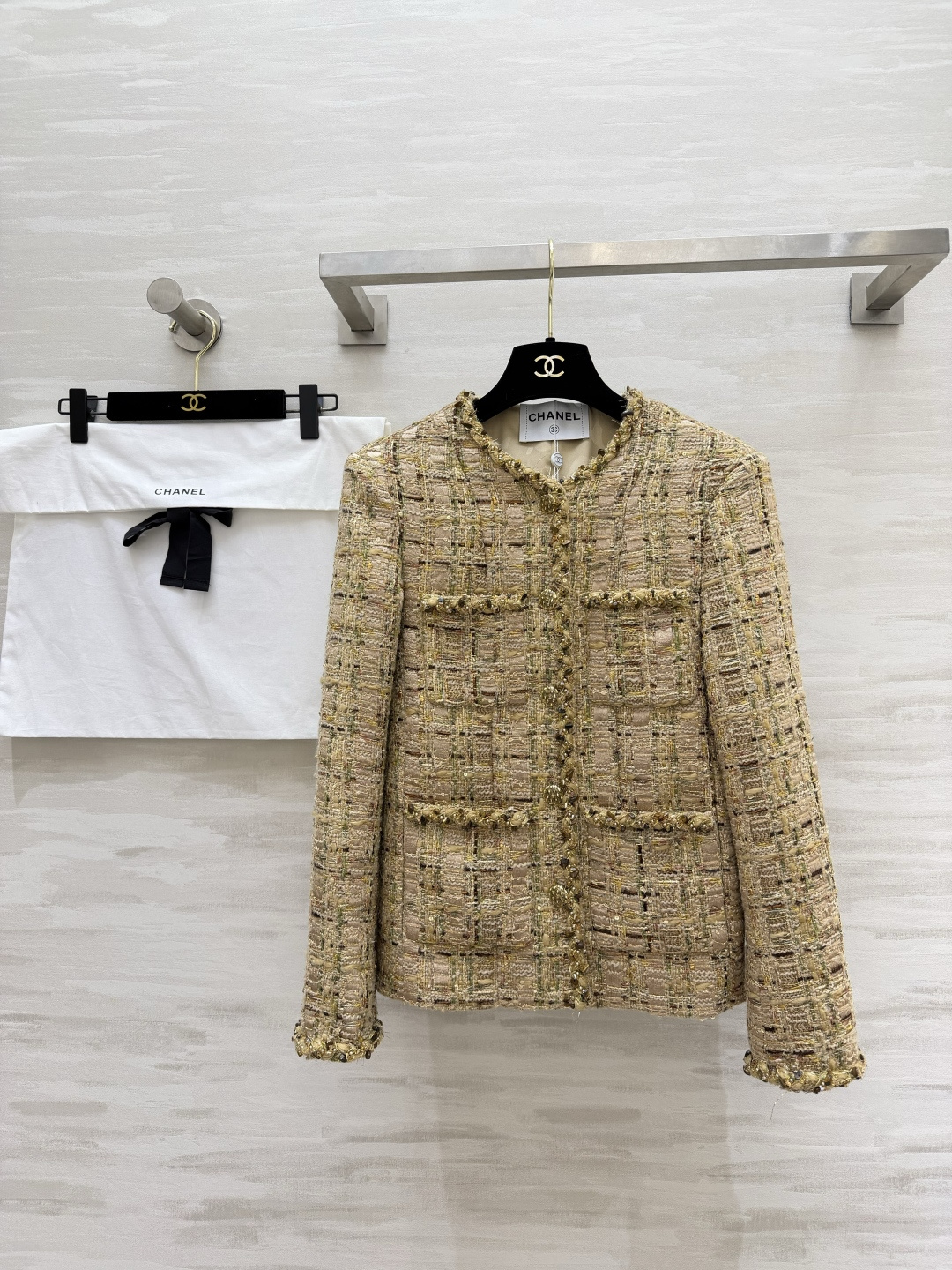 #Chane♡²⁶✨鎏金系列外套 永恒经典优雅 高级定制金棕调粗花呢 肌理感满满的编织面料 金丝亮线交织