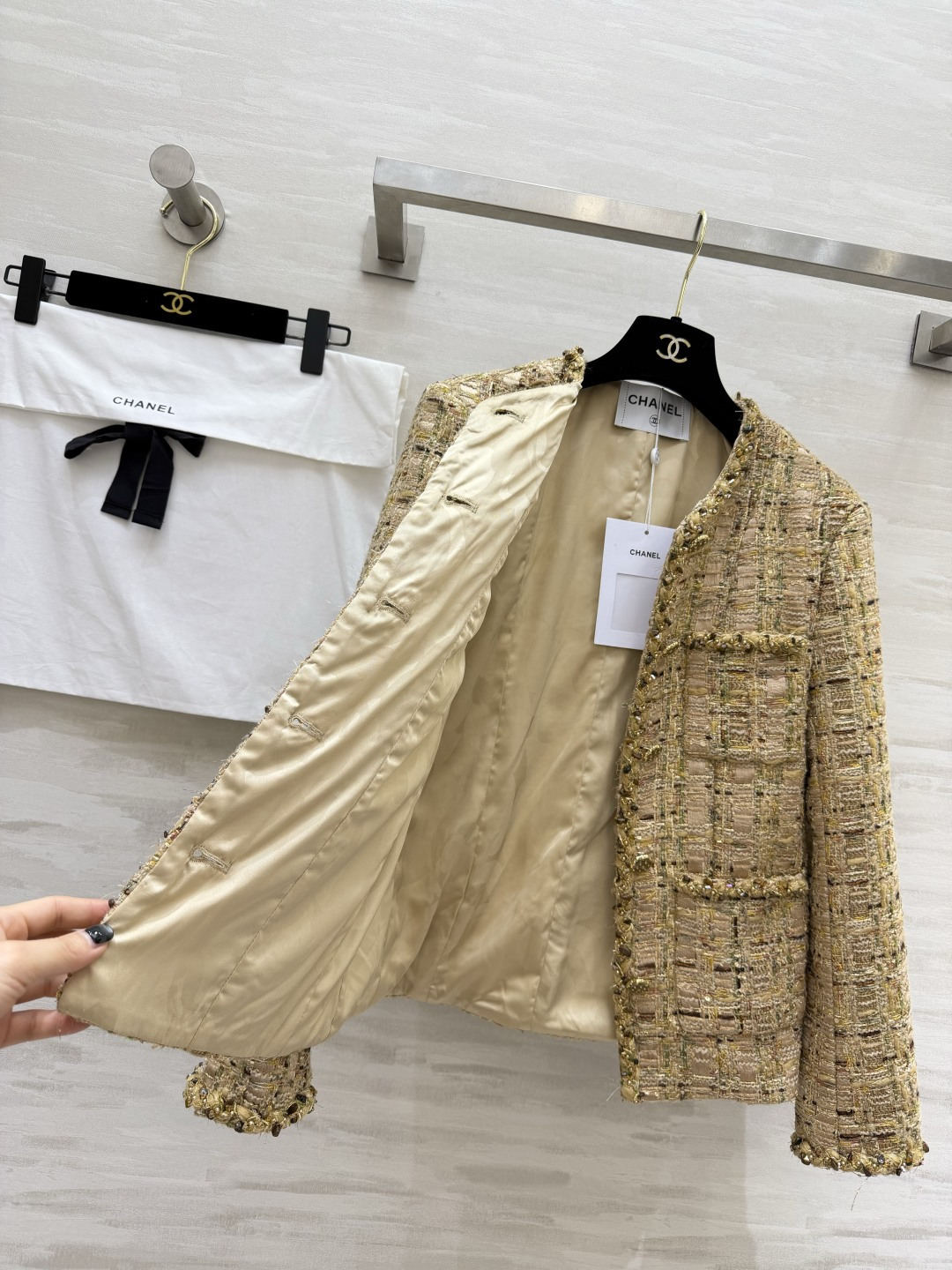 #Chane♡²⁶✨鎏金系列外套 永恒经典优雅 高级定制金棕调粗花呢 肌理感满满的编织面料 金丝亮线交织
