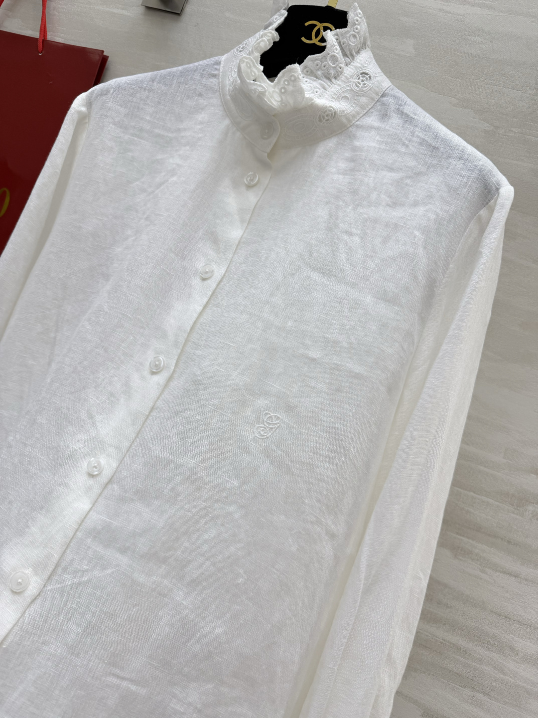 #Valentin♡²⁶花边领亚麻白衬衣 自带清冷高级感的精致款 温柔木耳边立领 镂空蕾丝刺绣 袖口同纹