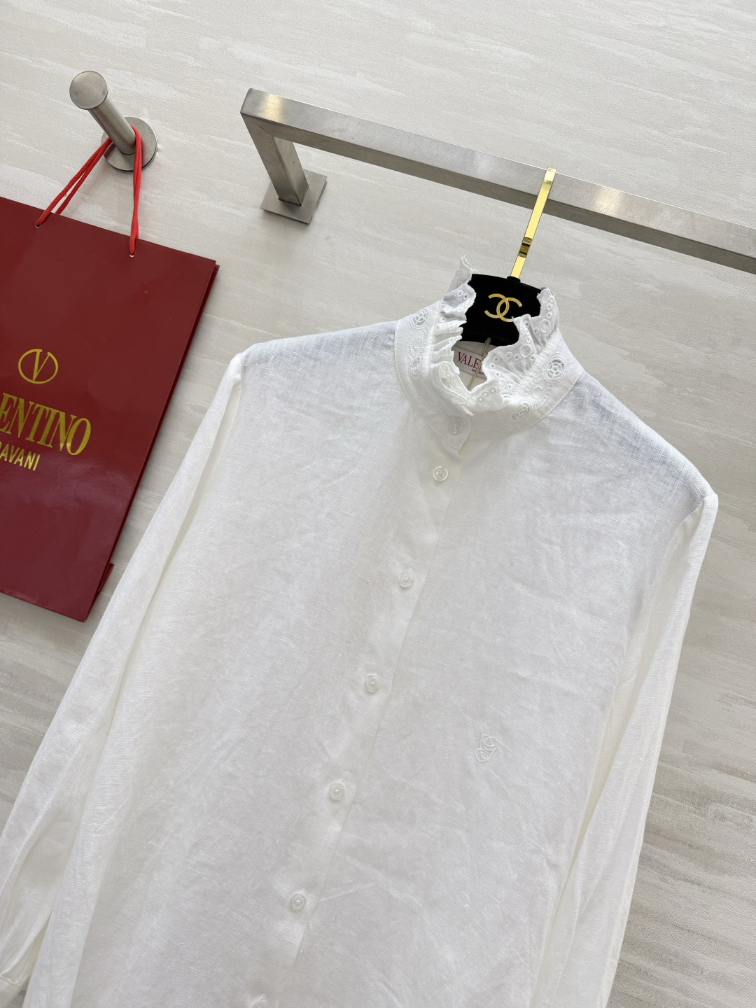 #Valentin♡²⁶花边领亚麻白衬衣 自带清冷高级感的精致款 温柔木耳边立领 镂空蕾丝刺绣 袖口同纹