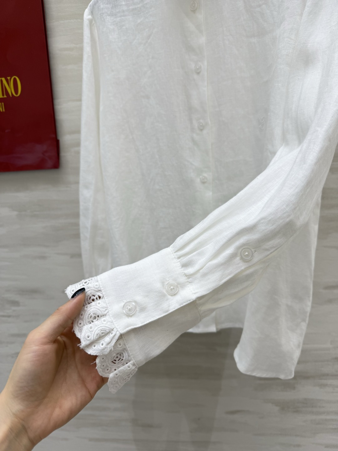 #Valentin♡²⁶花边领亚麻白衬衣 自带清冷高级感的精致款 温柔木耳边立领 镂空蕾丝刺绣 袖口同纹