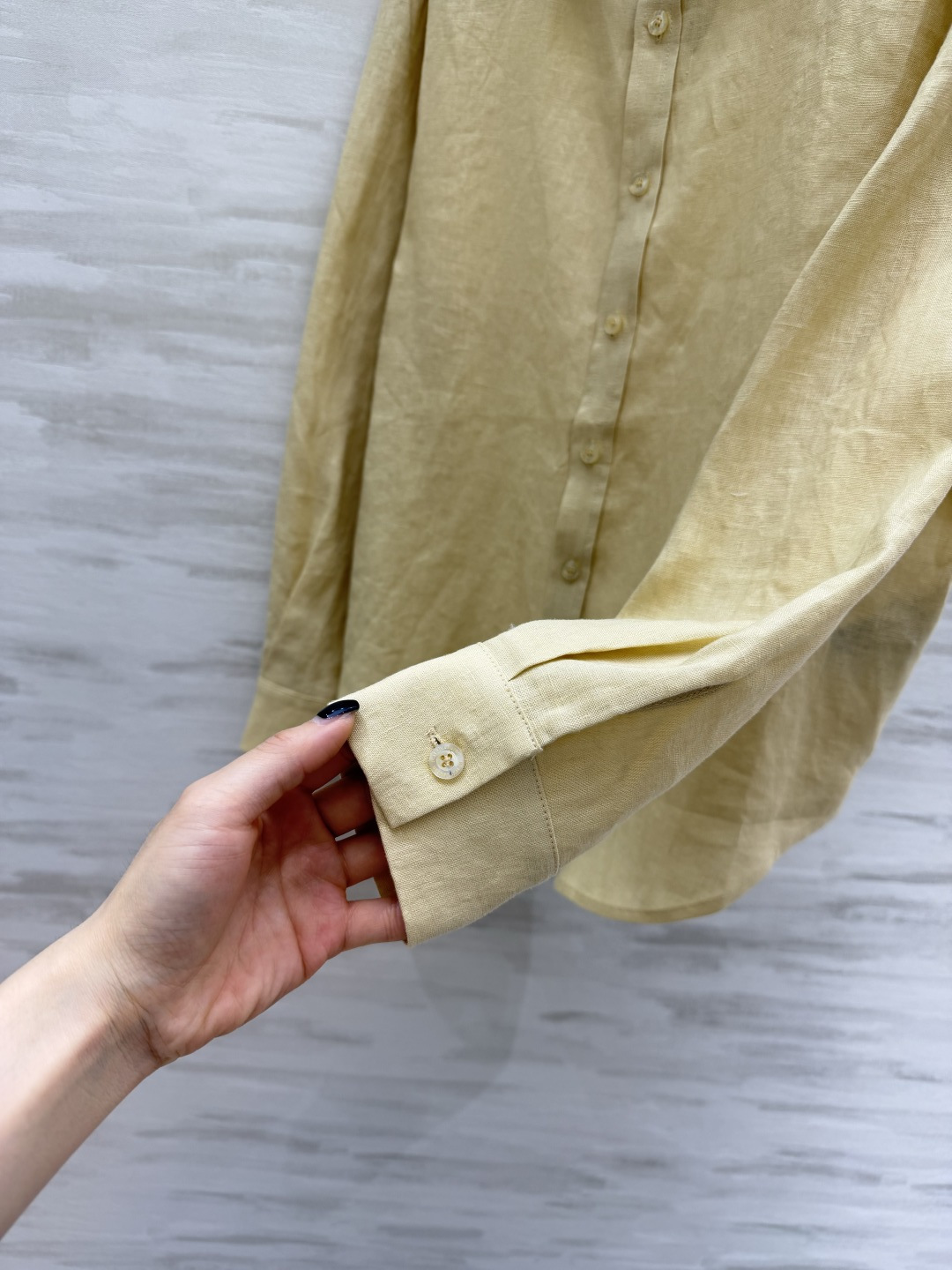 Ralph Laure🌼温柔浅奶黄亚麻衬衣 把慵懒氛围感穿在身上 干净柔和的奶油浅黄色 温柔又显气色经典