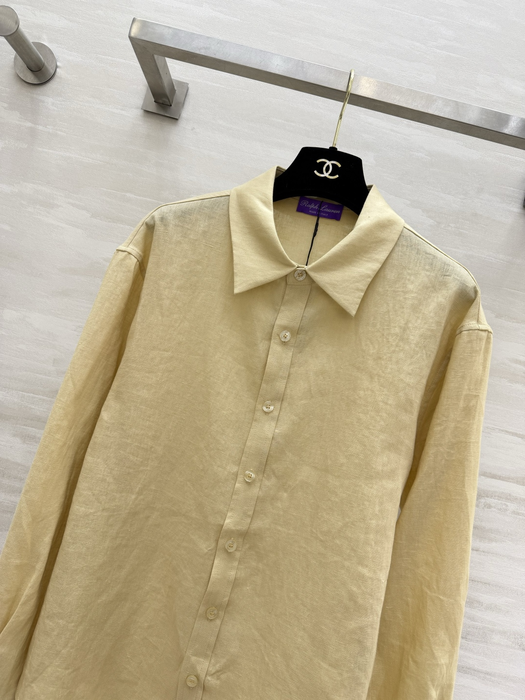 Ralph Laure🌼温柔浅奶黄亚麻衬衣 把慵懒氛围感穿在身上 干净柔和的奶油浅黄色 温柔又显气色经典