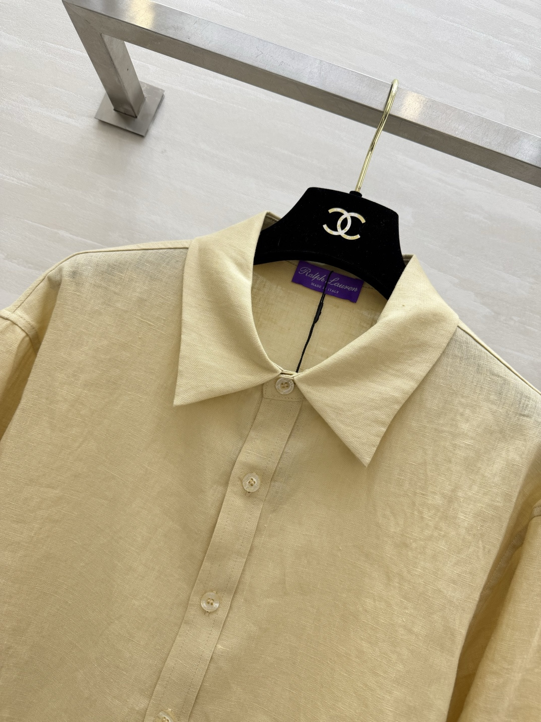 Ralph Laure🌼温柔浅奶黄亚麻衬衣 把慵懒氛围感穿在身上 干净柔和的奶油浅黄色 温柔又显气色经典