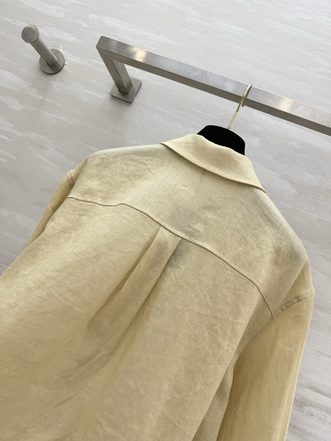 Ralph Laure🌼温柔浅奶黄亚麻衬衣 把慵懒氛围感穿在身上 干净柔和的奶油浅黄色 温柔又显气色经典