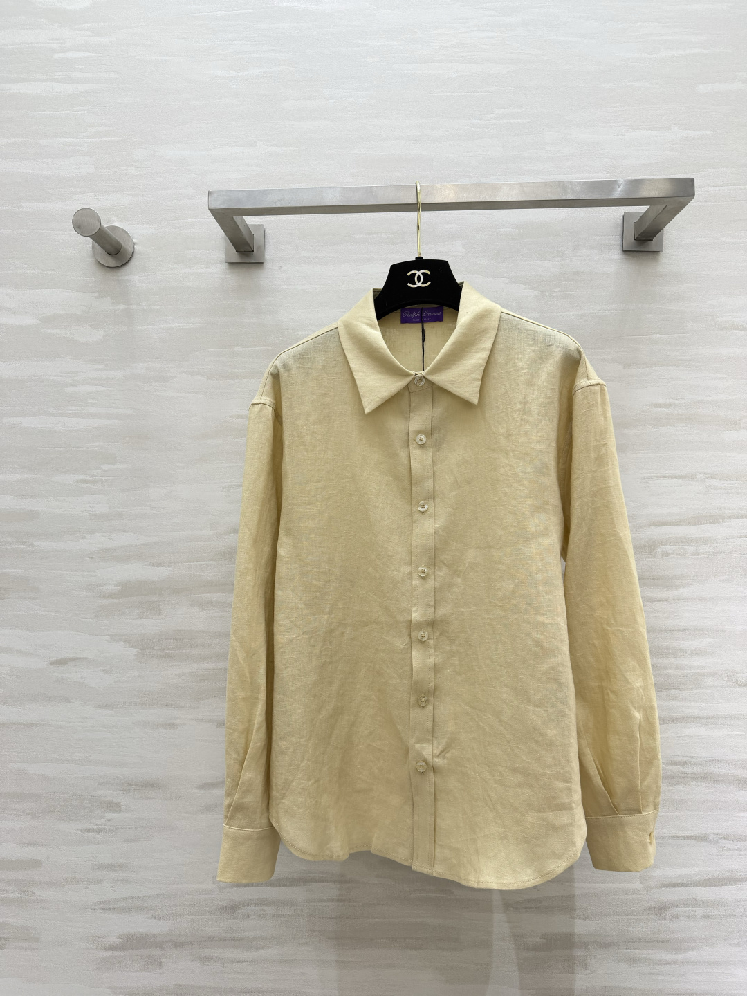 Ralph Laure🌼温柔浅奶黄亚麻衬衣 把慵懒氛围感穿在身上 干净柔和的奶油浅黄色 温柔又显气色经典