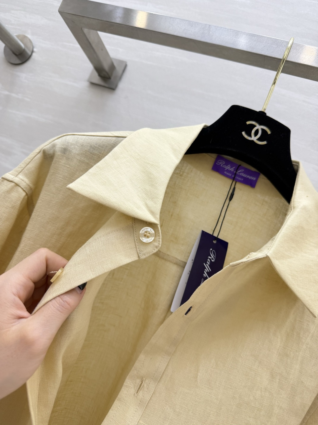 Ralph Laure🌼温柔浅奶黄亚麻衬衣 把慵懒氛围感穿在身上 干净柔和的奶油浅黄色 温柔又显气色经典