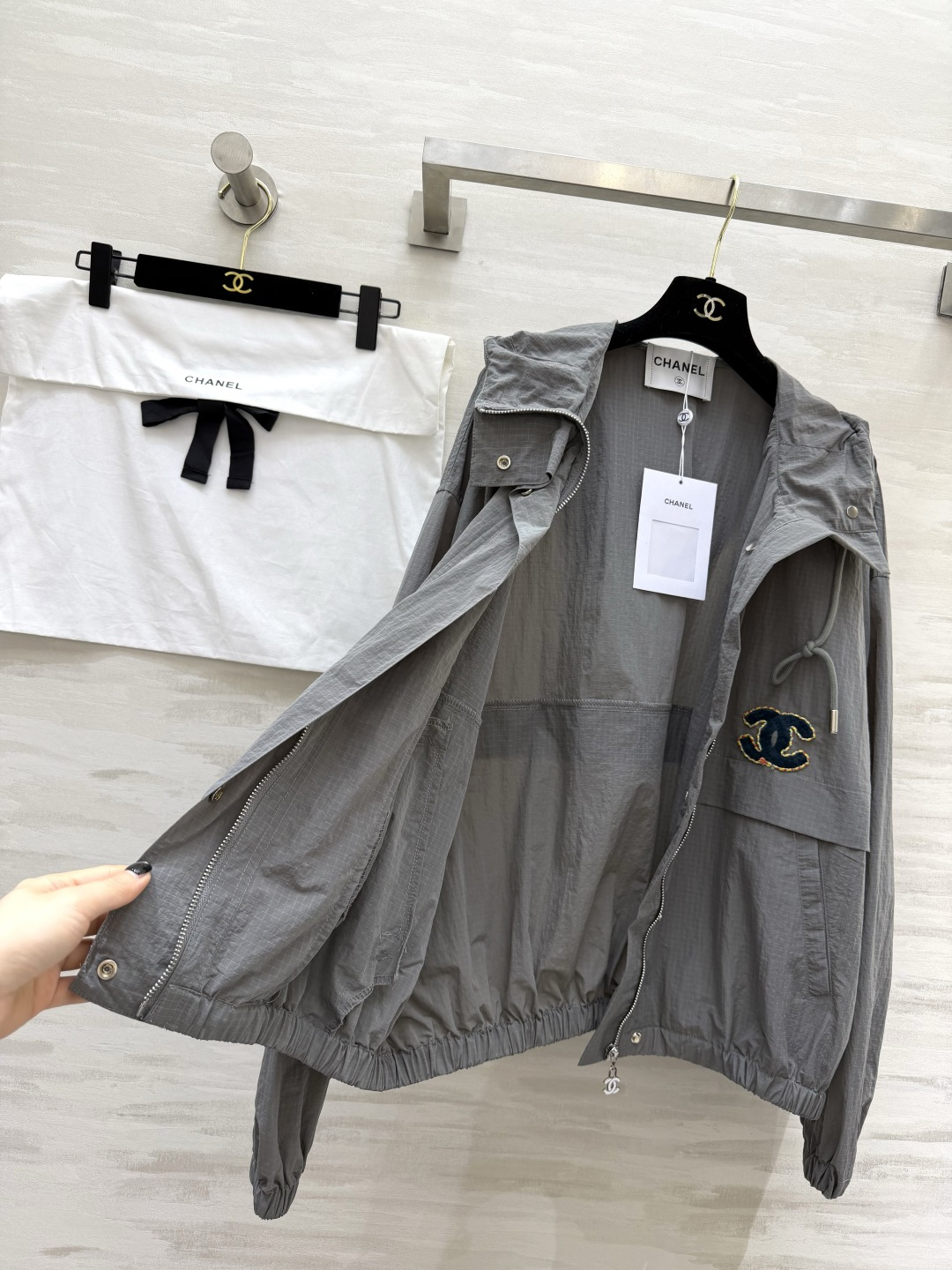 #Chane♡²⁶连帽冲锋衣外套✨ 灰调清冷高级｜咖色复古气质 两色都巨显格调 日常闭眼拿捏 轻薄透气的
