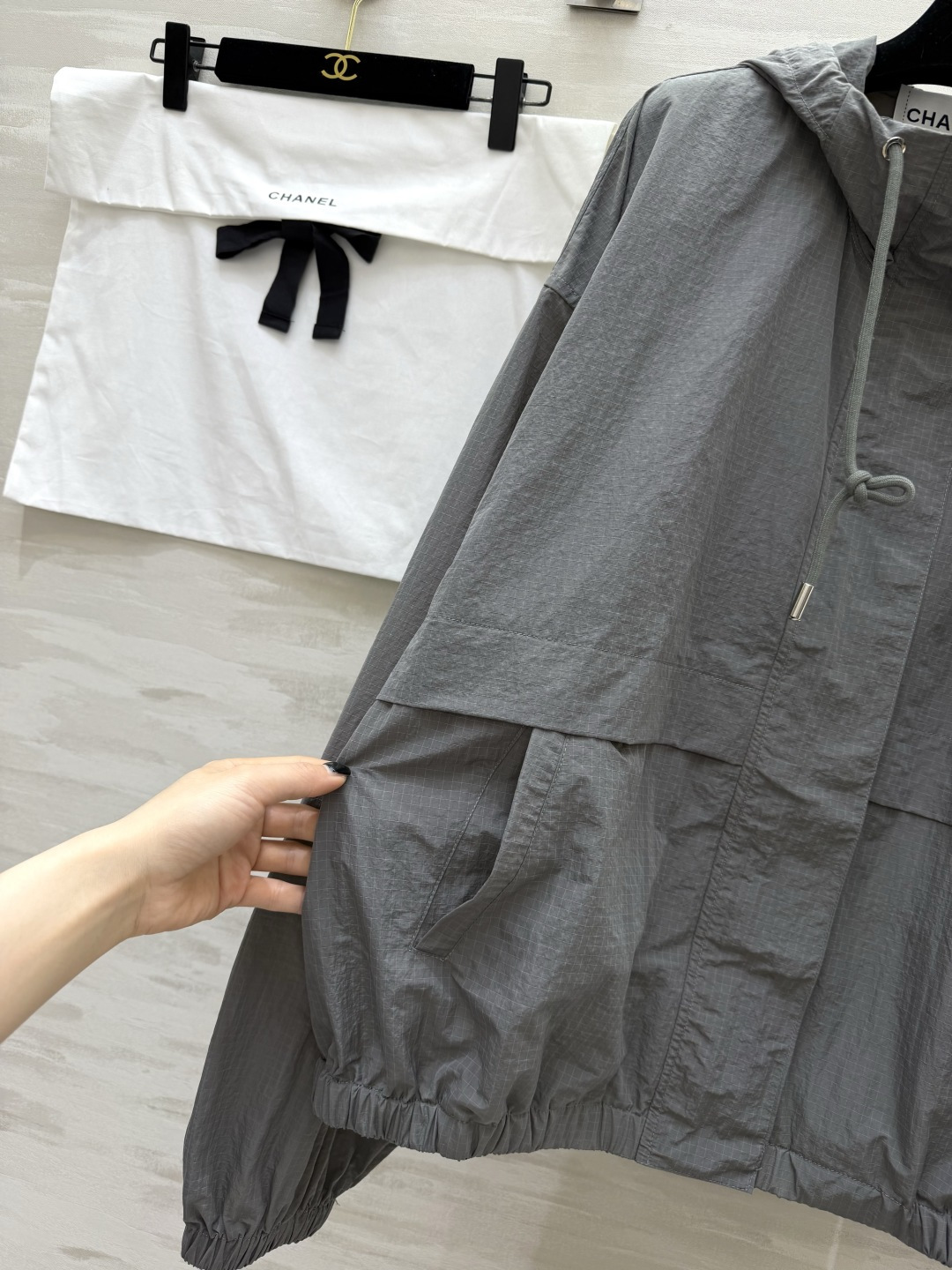 #Chane♡²⁶连帽冲锋衣外套✨ 灰调清冷高级｜咖色复古气质 两色都巨显格调 日常闭眼拿捏 轻薄透气的