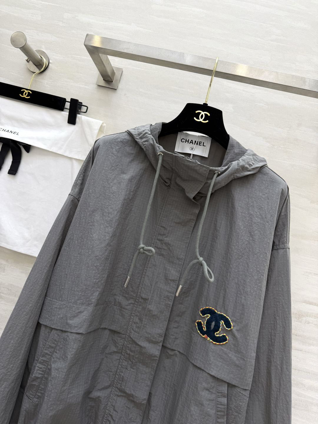 #Chane♡²⁶连帽冲锋衣外套✨ 灰调清冷高级｜咖色复古气质 两色都巨显格调 日常闭眼拿捏 轻薄透气的