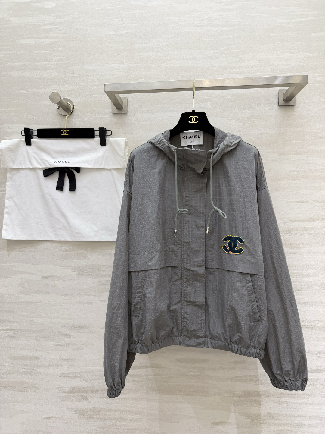 #Chane♡²⁶连帽冲锋衣外套✨ 灰调清冷高级｜咖色复古气质 两色都巨显格调 日常闭眼拿捏 轻薄透气的