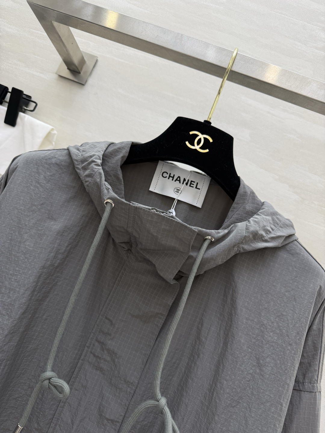 #Chane♡²⁶连帽冲锋衣外套✨ 灰调清冷高级｜咖色复古气质 两色都巨显格调 日常闭眼拿捏 轻薄透气的