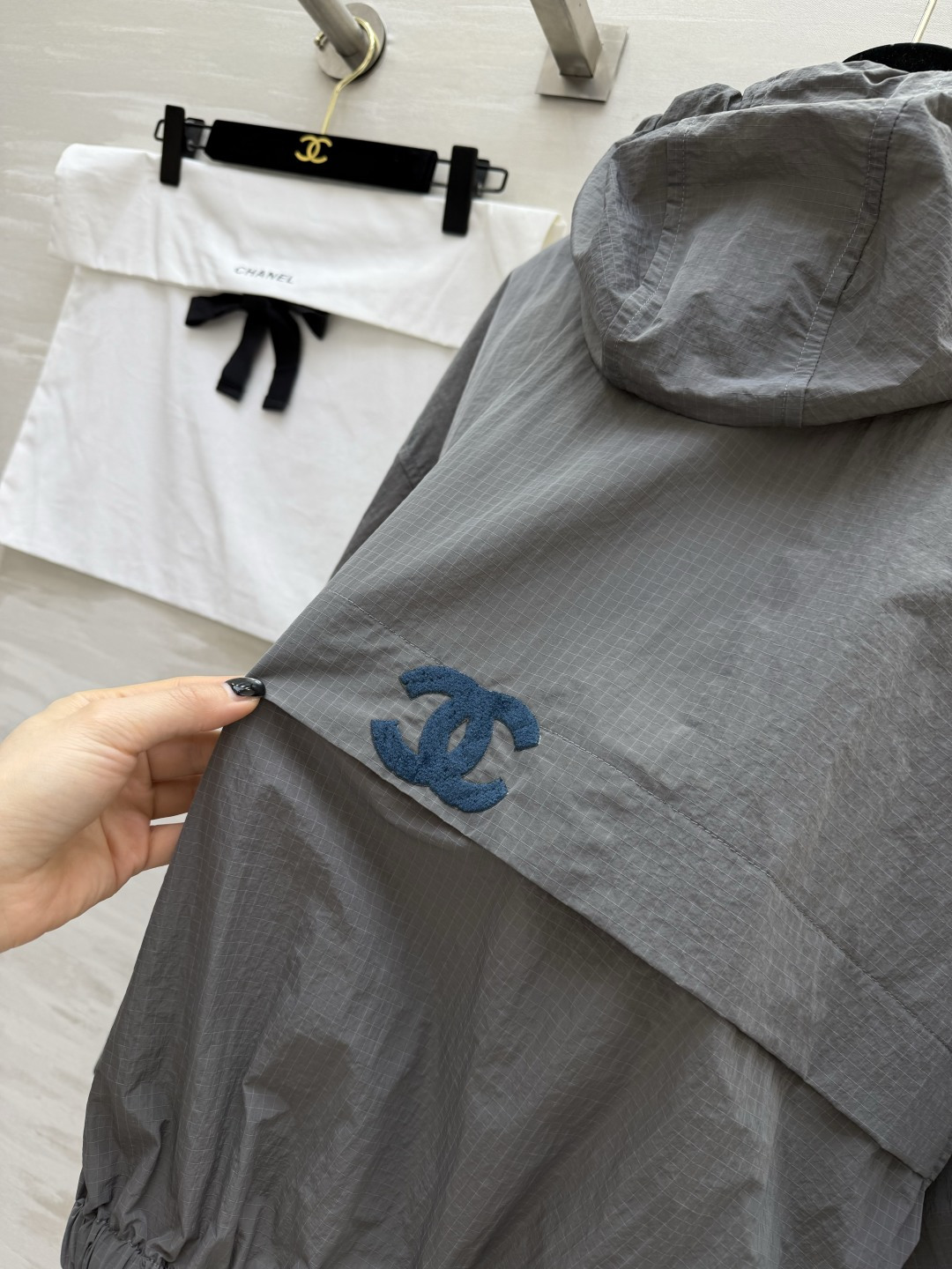 #Chane♡²⁶连帽冲锋衣外套✨ 灰调清冷高级｜咖色复古气质 两色都巨显格调 日常闭眼拿捏 轻薄透气的
