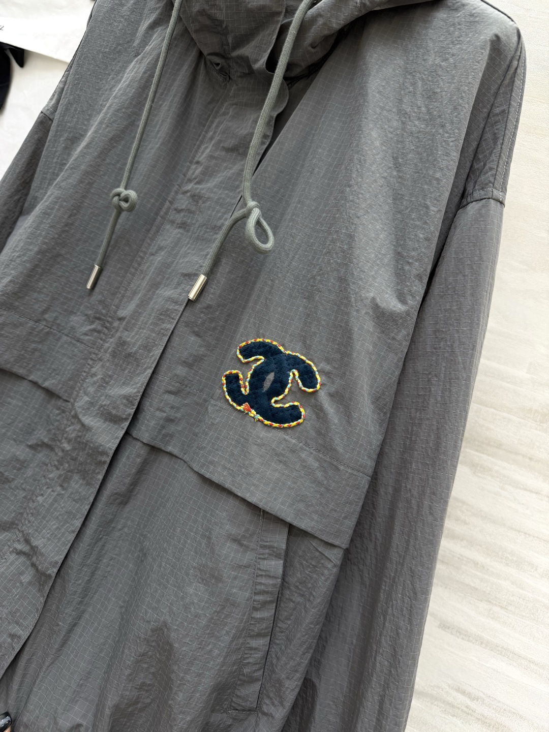 #Chane♡²⁶连帽冲锋衣外套✨ 灰调清冷高级｜咖色复古气质 两色都巨显格调 日常闭眼拿捏 轻薄透气的