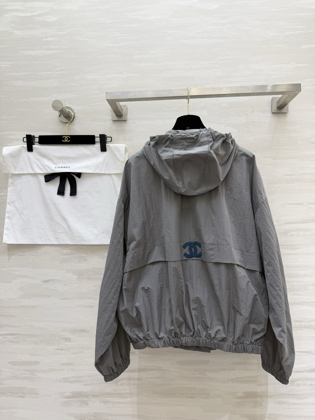 #Chane♡²⁶连帽冲锋衣外套✨ 灰调清冷高级｜咖色复古气质 两色都巨显格调 日常闭眼拿捏 轻薄透气的