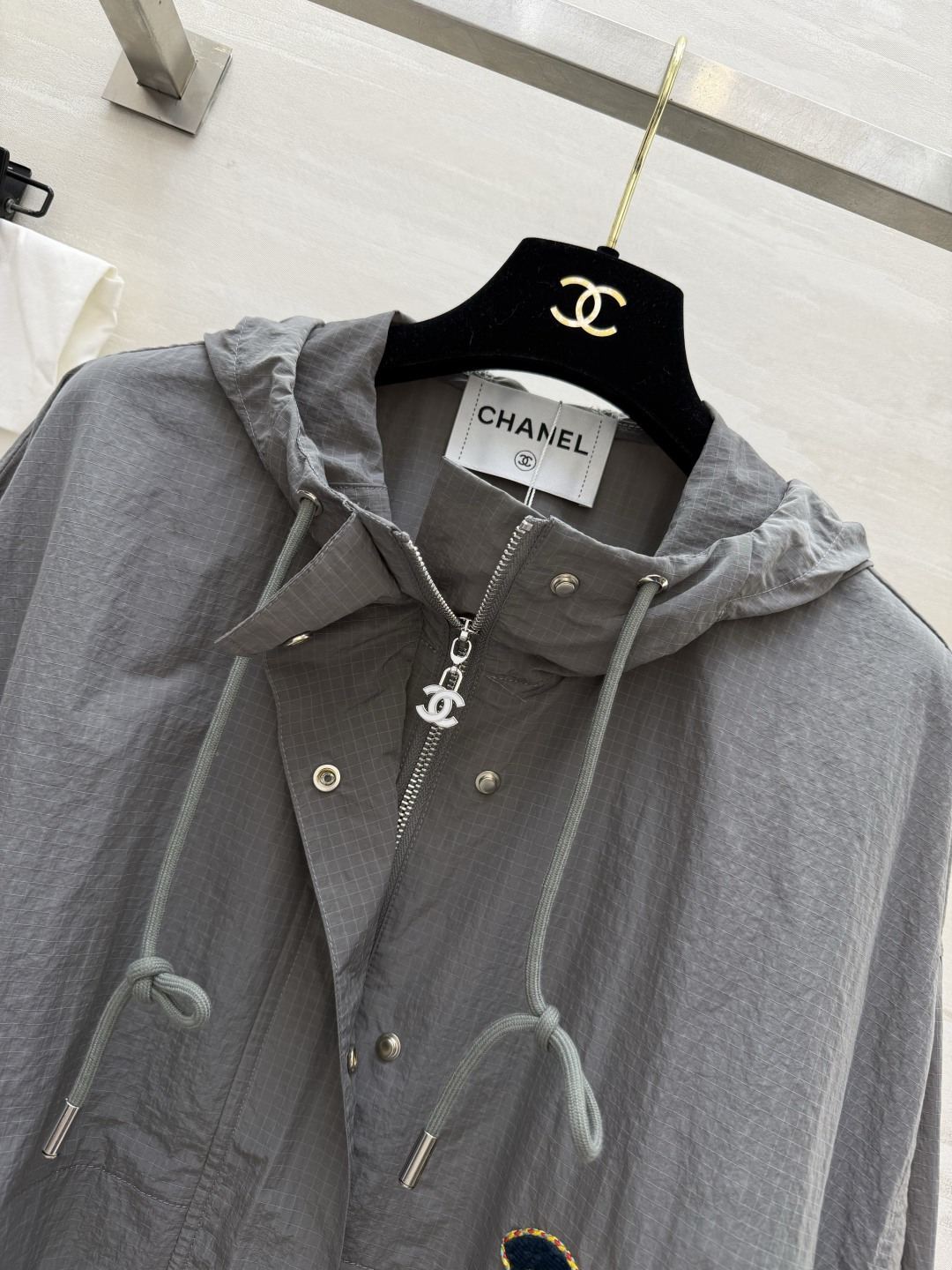 #Chane♡²⁶连帽冲锋衣外套✨ 灰调清冷高级｜咖色复古气质 两色都巨显格调 日常闭眼拿捏 轻薄透气的