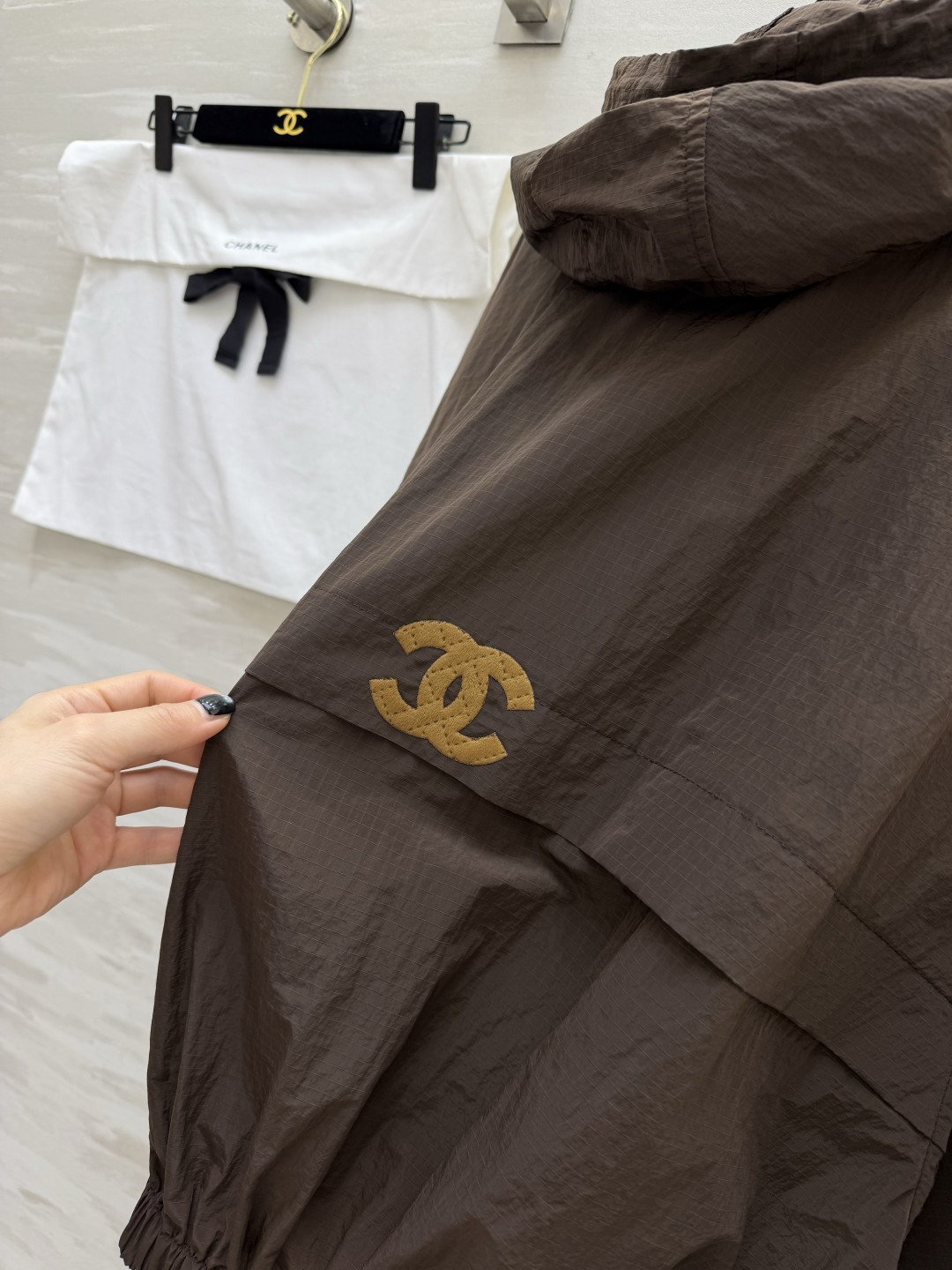 #Chane♡²⁶连帽冲锋衣外套✨ 灰调清冷高级｜咖色复古气质 两色都巨显格调 日常闭眼拿捏 轻薄透气的