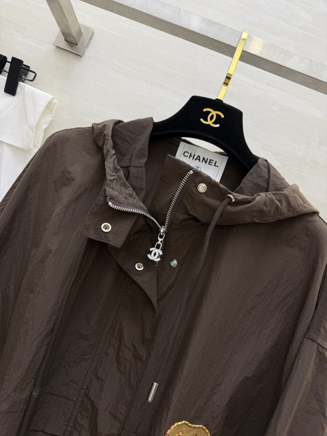 #Chane♡²⁶连帽冲锋衣外套✨ 灰调清冷高级｜咖色复古气质 两色都巨显格调 日常闭眼拿捏 轻薄透气的