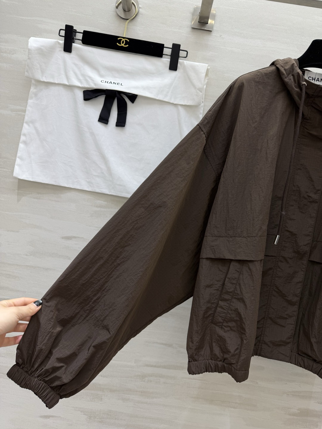 #Chane♡²⁶连帽冲锋衣外套✨ 灰调清冷高级｜咖色复古气质 两色都巨显格调 日常闭眼拿捏 轻薄透气的