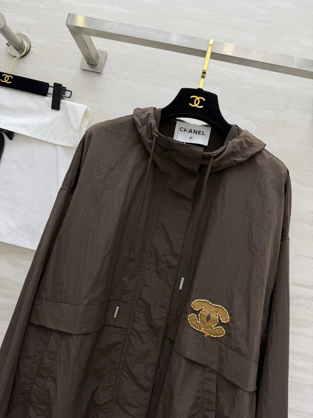 #Chane♡²⁶连帽冲锋衣外套✨ 灰调清冷高级｜咖色复古气质 两色都巨显格调 日常闭眼拿捏 轻薄透气的