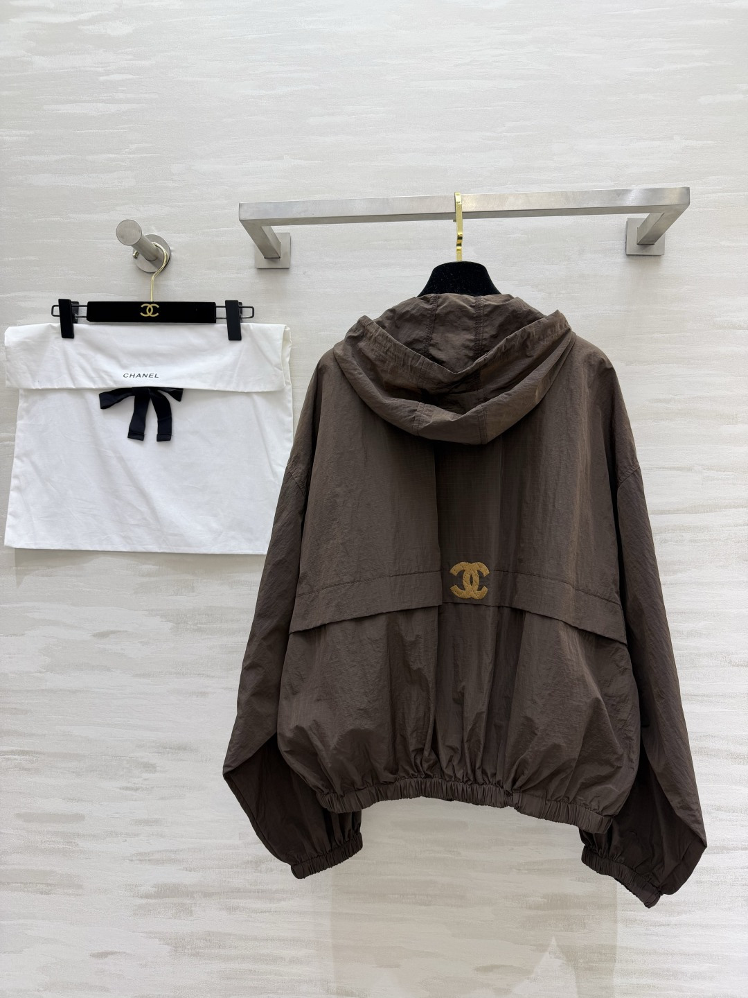 #Chane♡²⁶连帽冲锋衣外套✨ 灰调清冷高级｜咖色复古气质 两色都巨显格调 日常闭眼拿捏 轻薄透气的