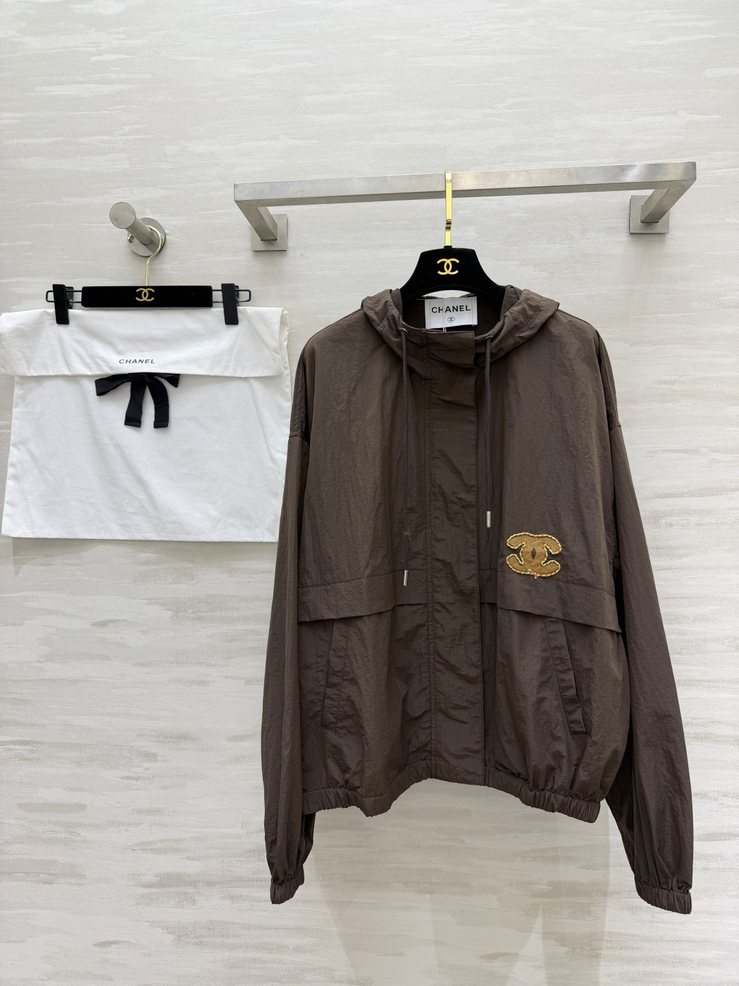 #Chane♡²⁶连帽冲锋衣外套✨ 灰调清冷高级｜咖色复古气质 两色都巨显格调 日常闭眼拿捏 轻薄透气的