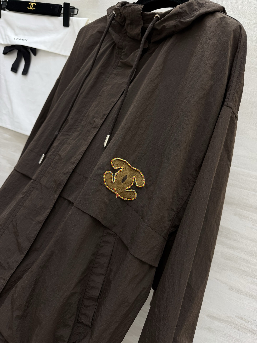 #Chane♡²⁶连帽冲锋衣外套✨ 灰调清冷高级｜咖色复古气质 两色都巨显格调 日常闭眼拿捏 轻薄透气的