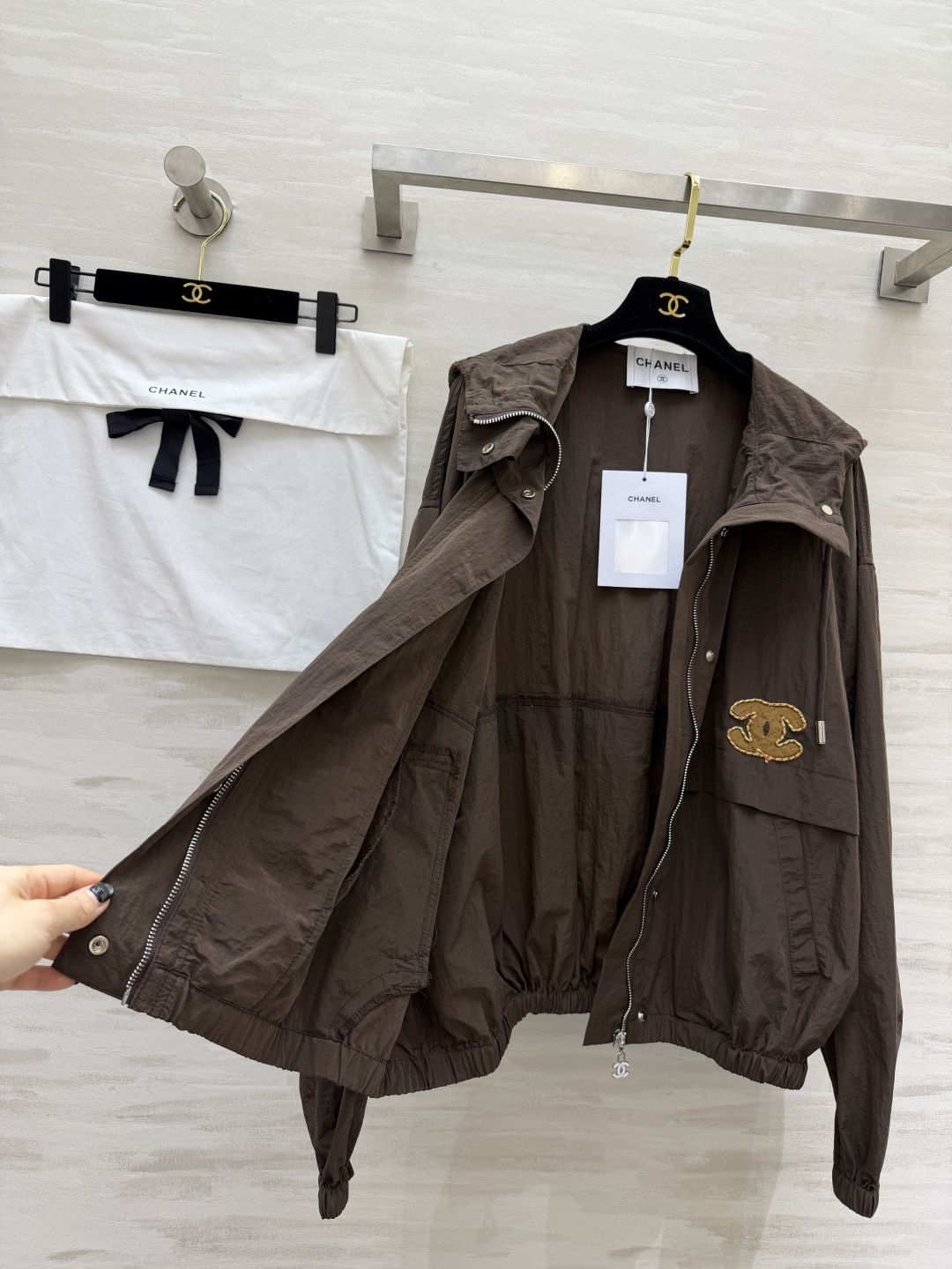 #Chane♡²⁶连帽冲锋衣外套✨ 灰调清冷高级｜咖色复古气质 两色都巨显格调 日常闭眼拿捏 轻薄透气的