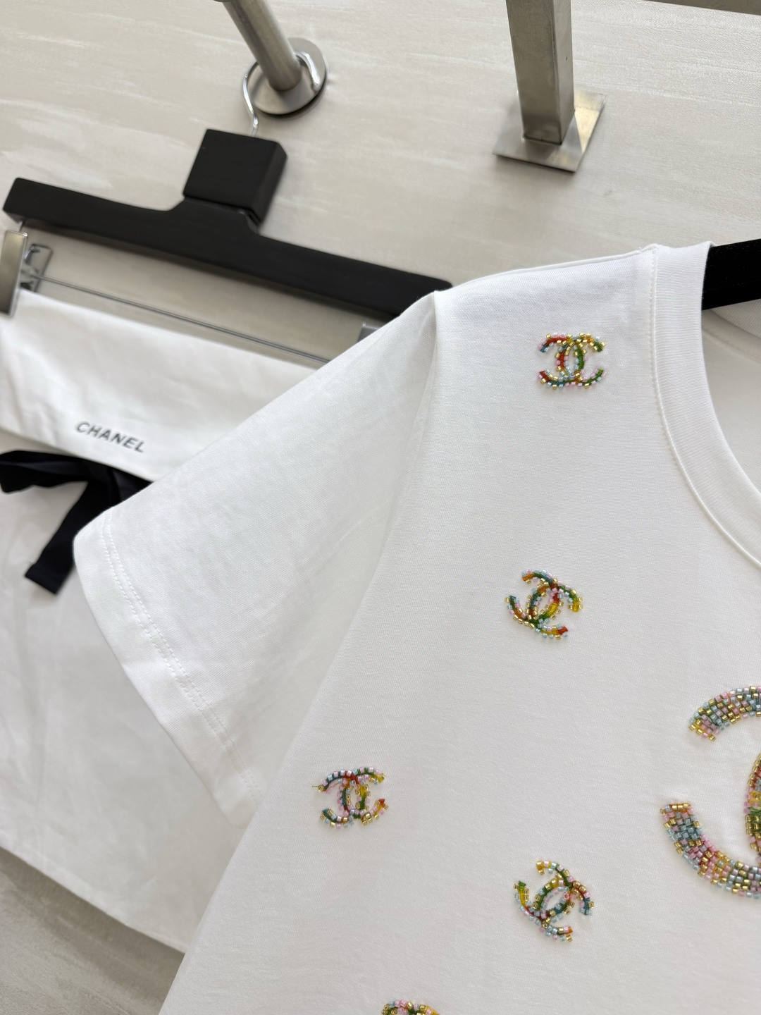 #Chane♡²⁶限定满钻双CT恤 一眼沦陷的高级精致感💎通体彩色手工钉钻logo点缀 闪闪闪的低调奢华