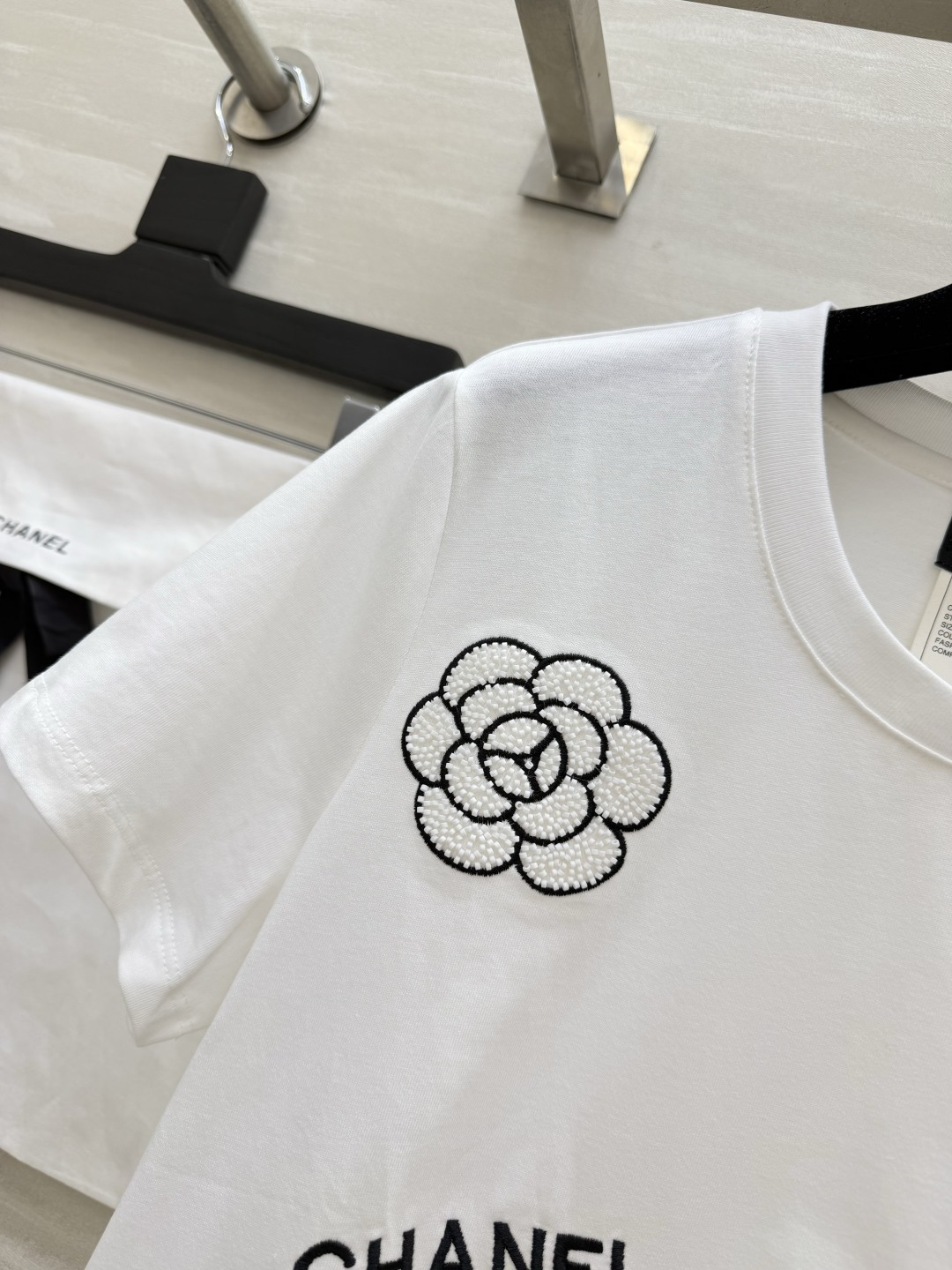 #Chane♡²⁶手工刺绣山茶花T恤 低调又精致 细节满满高级感 软糯透气棉质面料 上身巨舒服 宽松显瘦