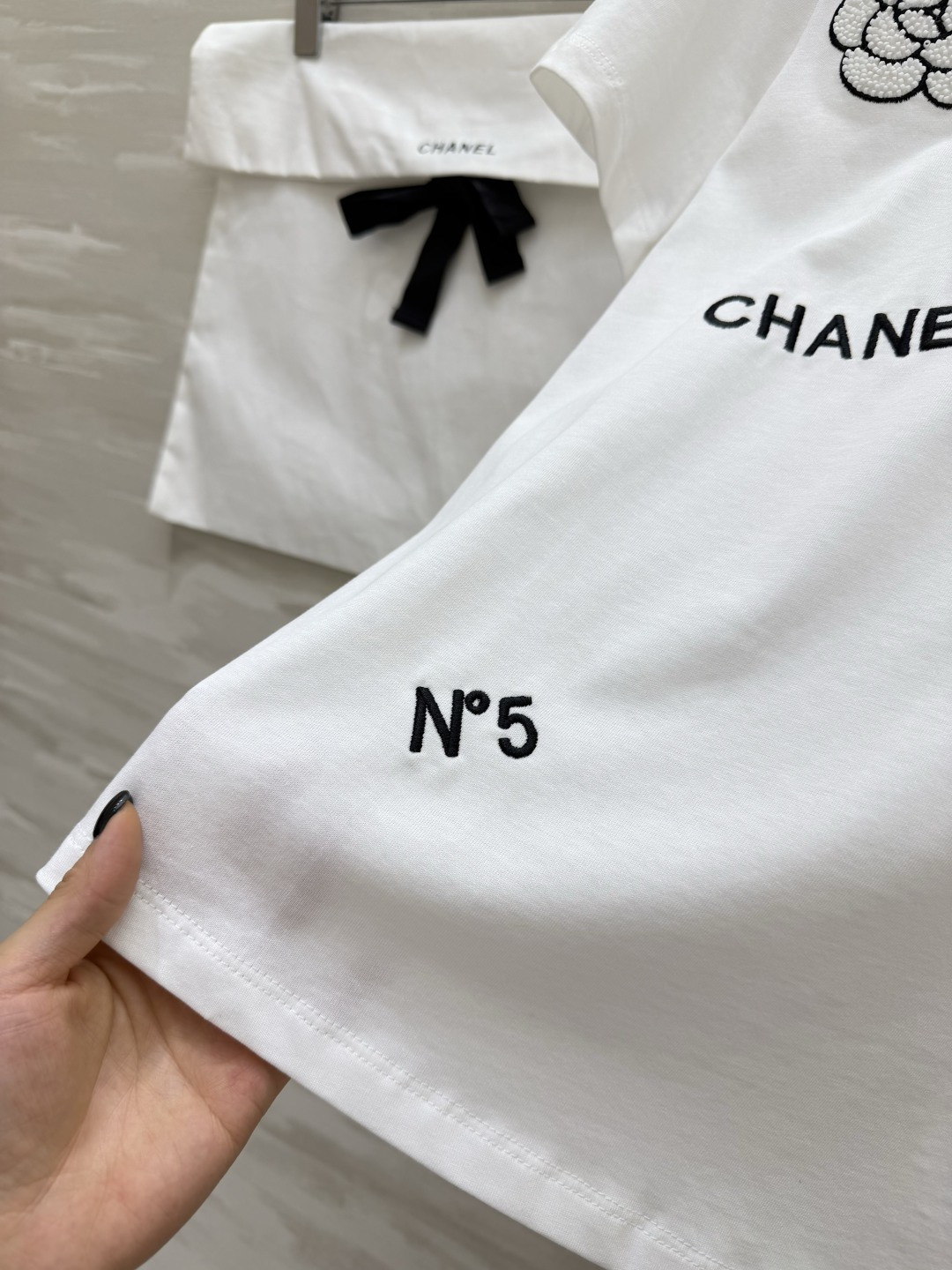 #Chane♡²⁶手工刺绣山茶花T恤 低调又精致 细节满满高级感 软糯透气棉质面料 上身巨舒服 宽松显瘦