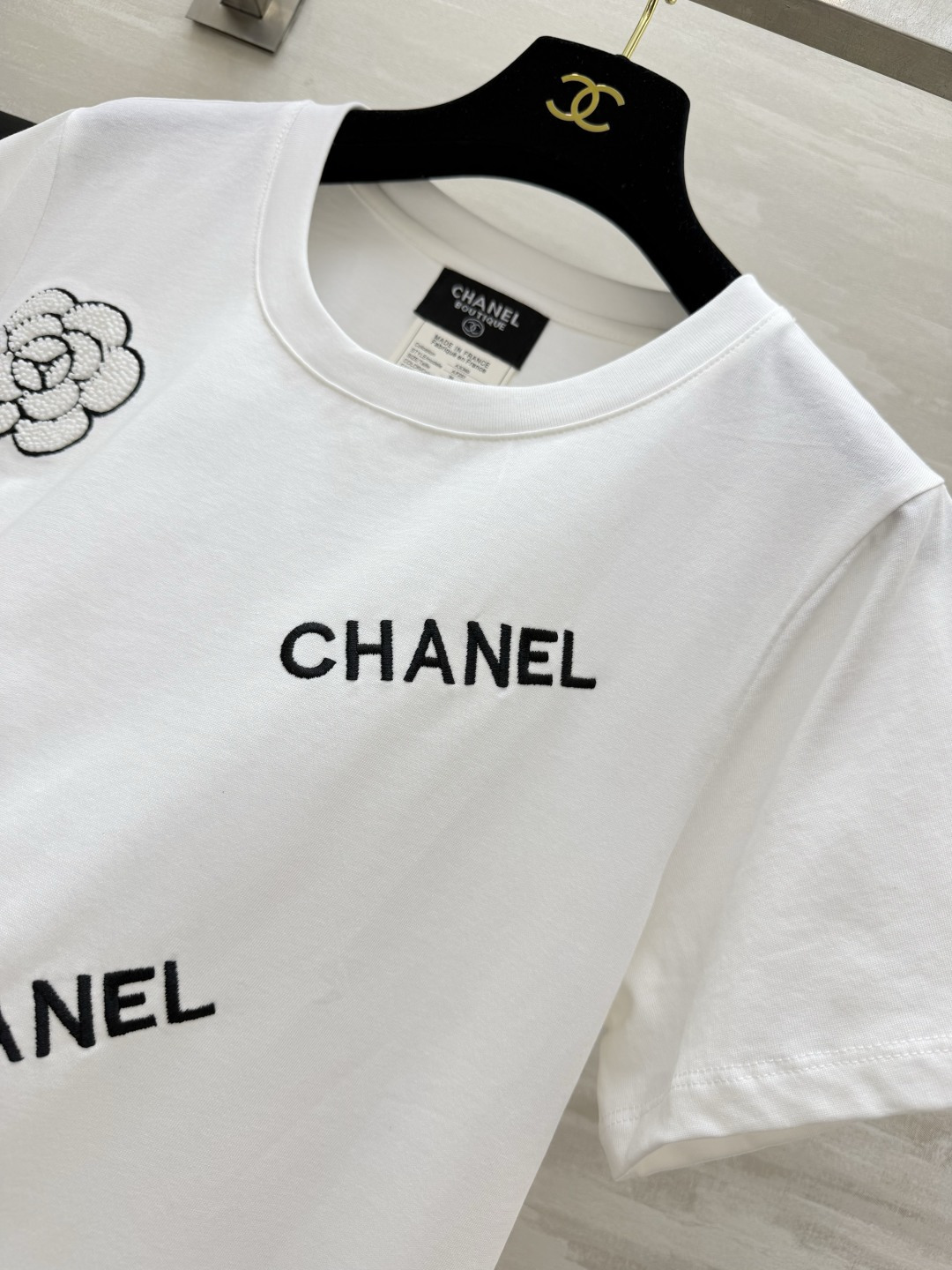 #Chane♡²⁶手工刺绣山茶花T恤 低调又精致 细节满满高级感 软糯透气棉质面料 上身巨舒服 宽松显瘦