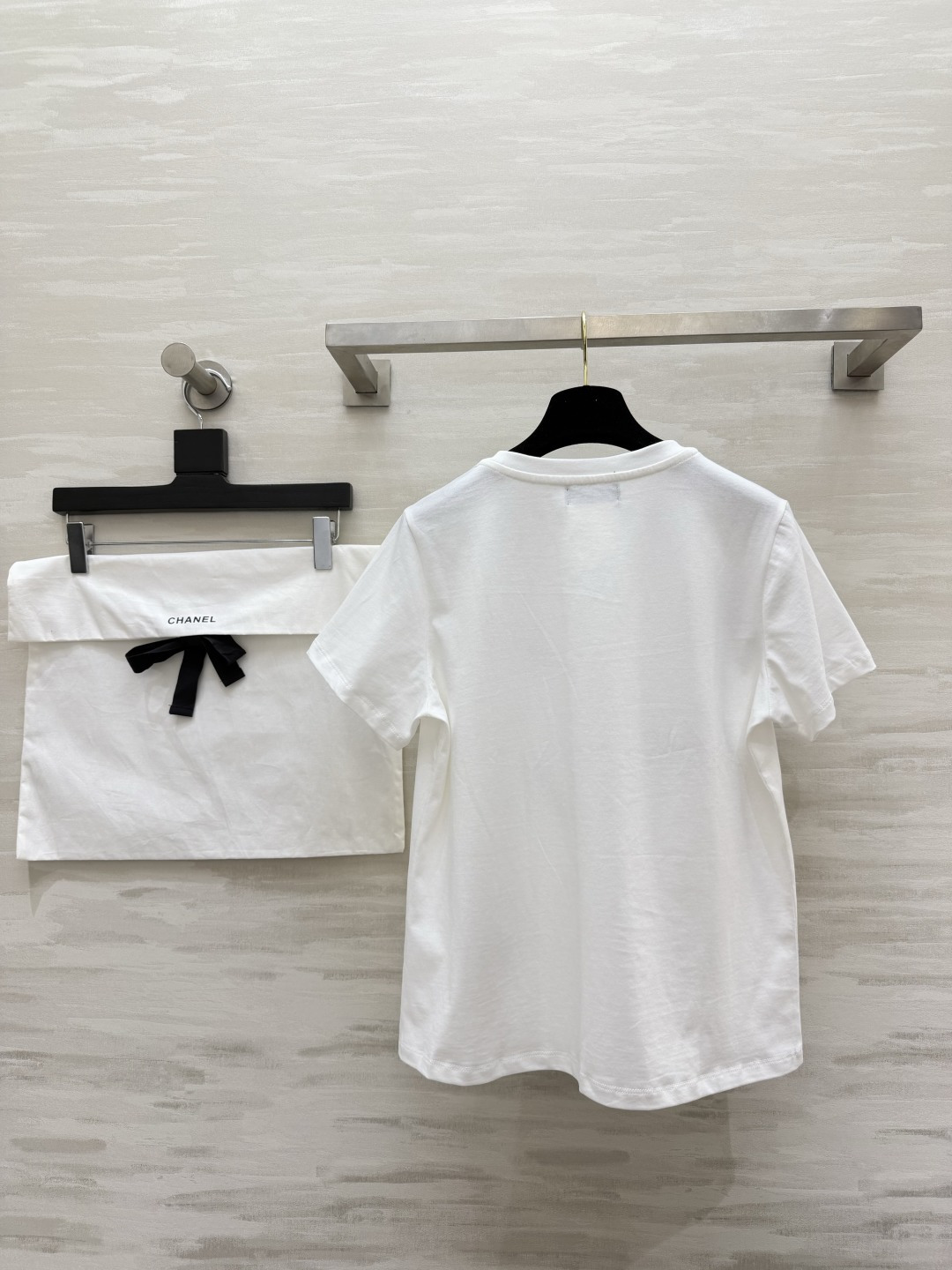 #Chane♡²⁶手工刺绣山茶花T恤 低调又精致 细节满满高级感 软糯透气棉质面料 上身巨舒服 宽松显瘦