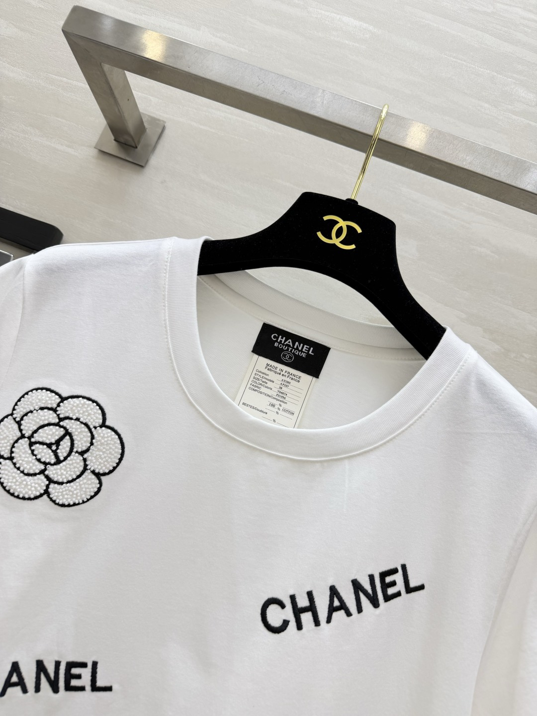 #Chane♡²⁶手工刺绣山茶花T恤 低调又精致 细节满满高级感 软糯透气棉质面料 上身巨舒服 宽松显瘦