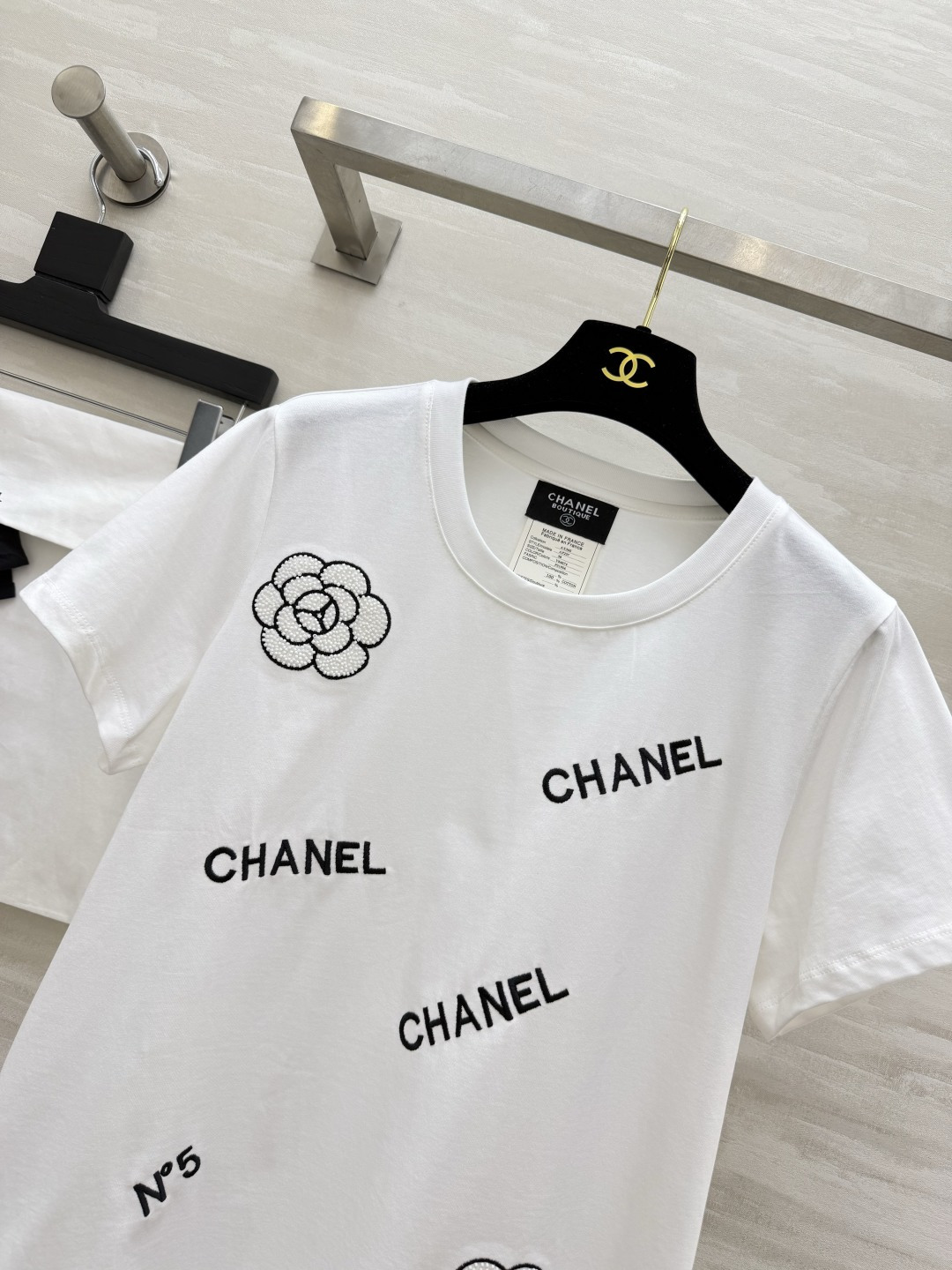 #Chane♡²⁶手工刺绣山茶花T恤 低调又精致 细节满满高级感 软糯透气棉质面料 上身巨舒服 宽松显瘦