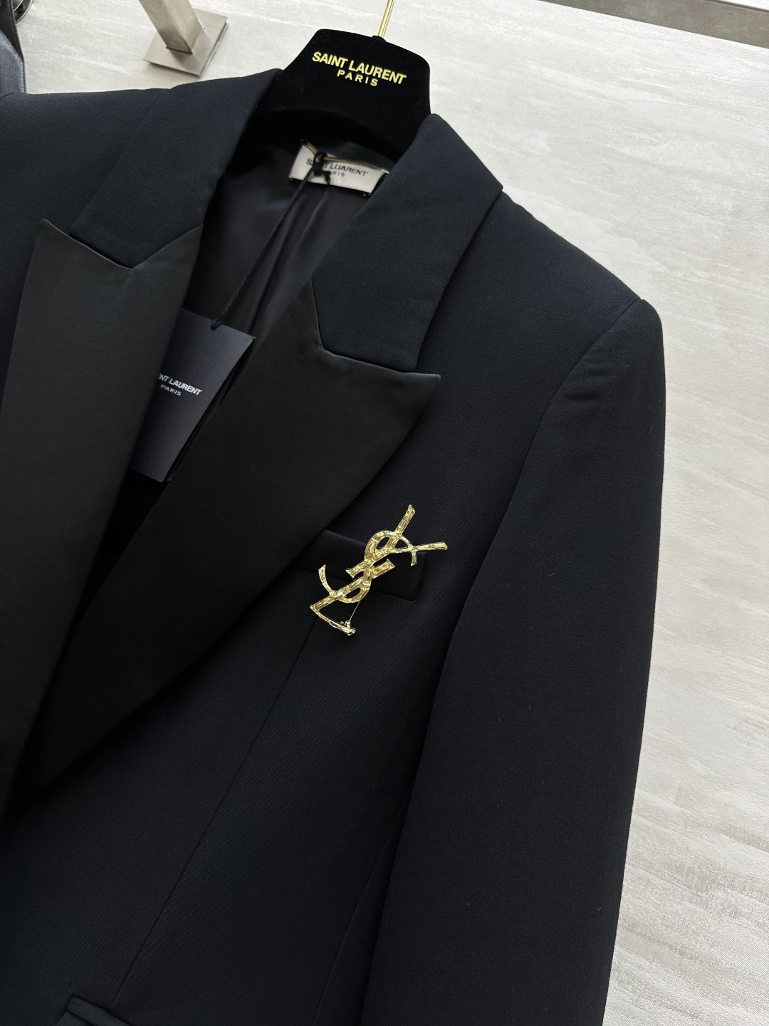 #ysl爆款 一粒扣极简 戗驳领西装外套 定制羊毛面料亲肤舒适 立体剪裁版型上身超级显瘦 配送胸针精致高