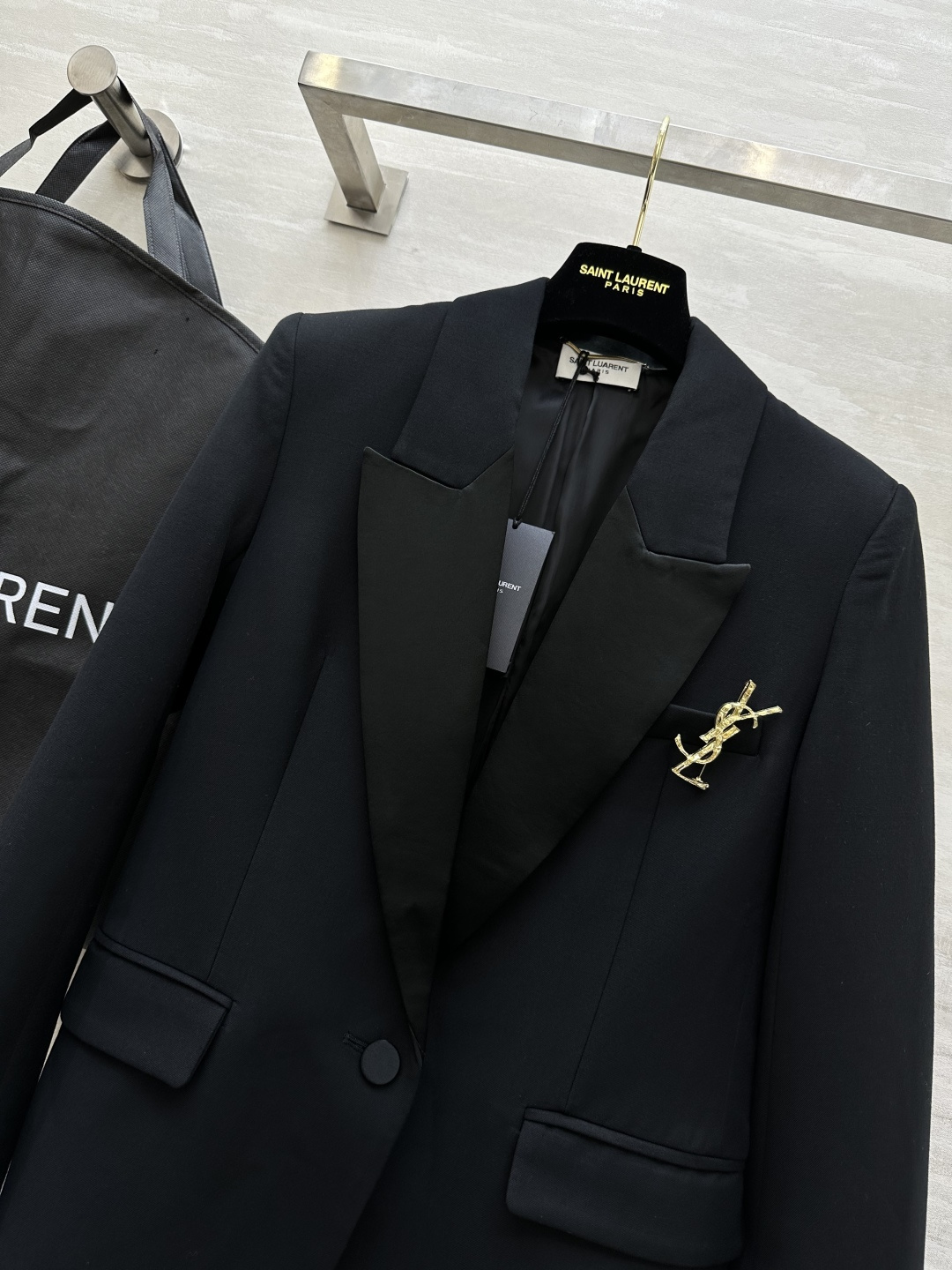 #ysl爆款 一粒扣极简 戗驳领西装外套 定制羊毛面料亲肤舒适 立体剪裁版型上身超级显瘦 配送胸针精致高