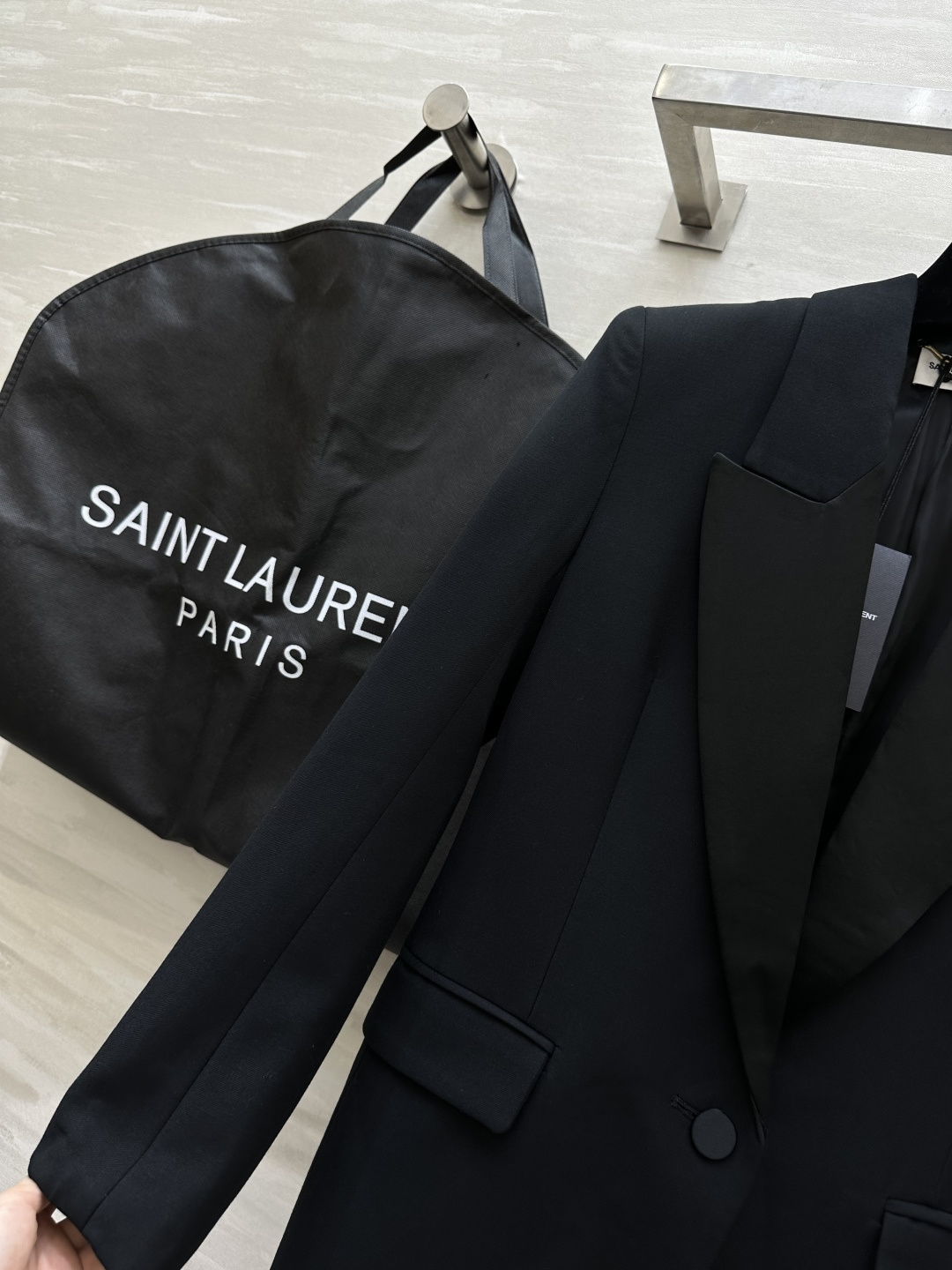 #ysl爆款 一粒扣极简 戗驳领西装外套 定制羊毛面料亲肤舒适 立体剪裁版型上身超级显瘦 配送胸针精致高