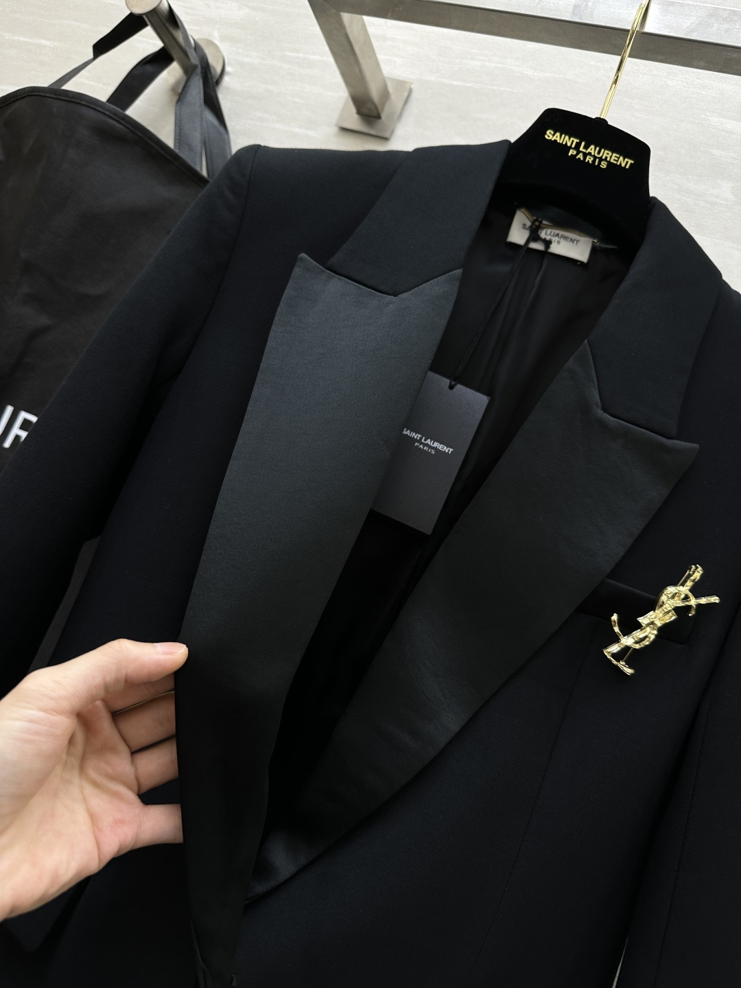 #ysl爆款 一粒扣极简 戗驳领西装外套 定制羊毛面料亲肤舒适 立体剪裁版型上身超级显瘦 配送胸针精致高