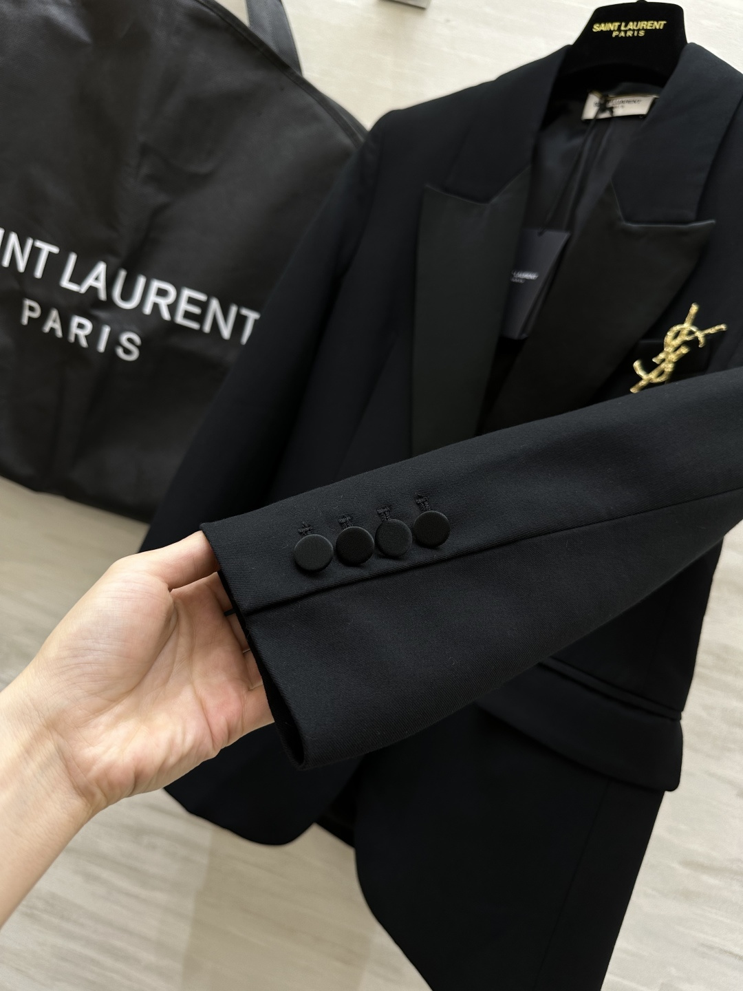 #ysl爆款 一粒扣极简 戗驳领西装外套 定制羊毛面料亲肤舒适 立体剪裁版型上身超级显瘦 配送胸针精致高